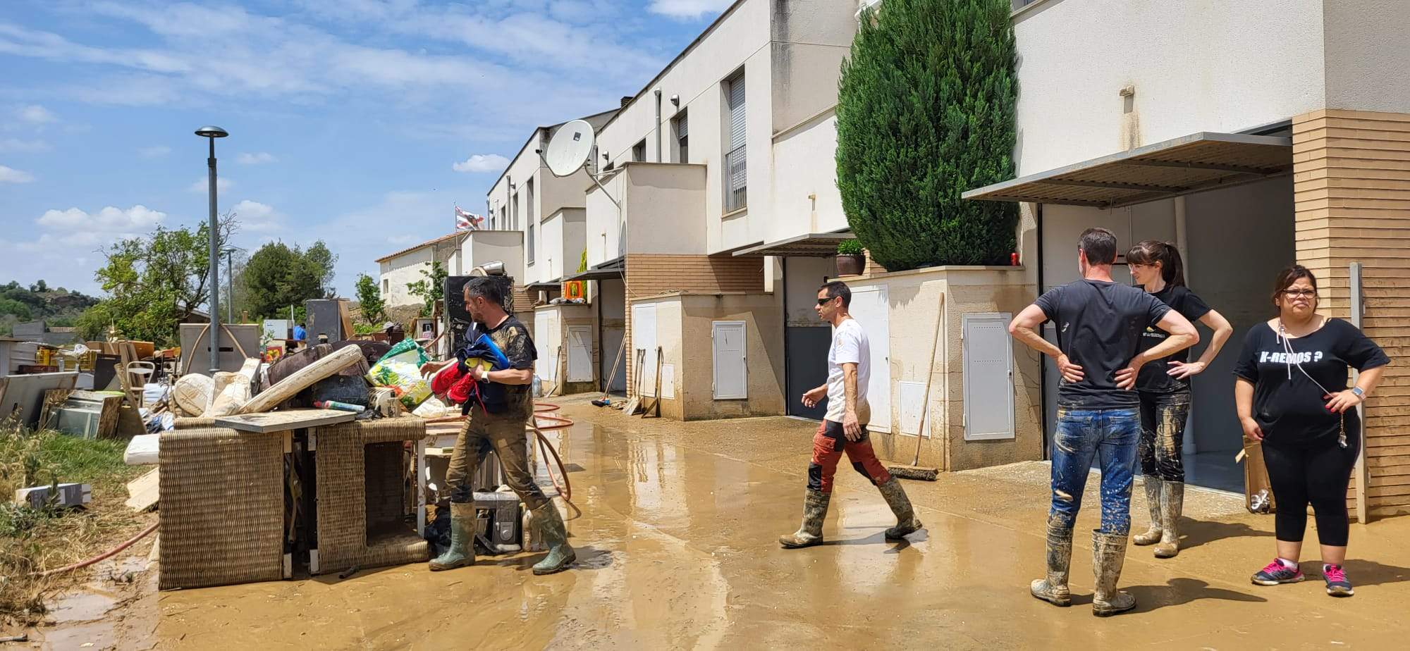 Tras la crecida del río en Pomar, toca restablecer la normalidad. Foto Mercedes Manterola