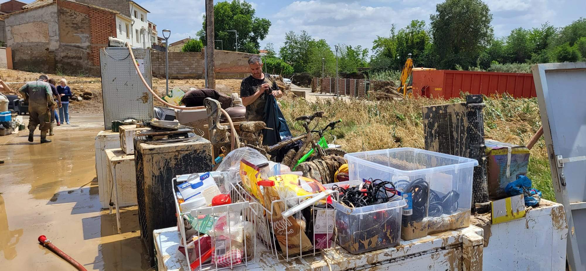 Tras la crecida del río en Pomar, toca restablecer la normalidad. Foto Mercedes Manterola