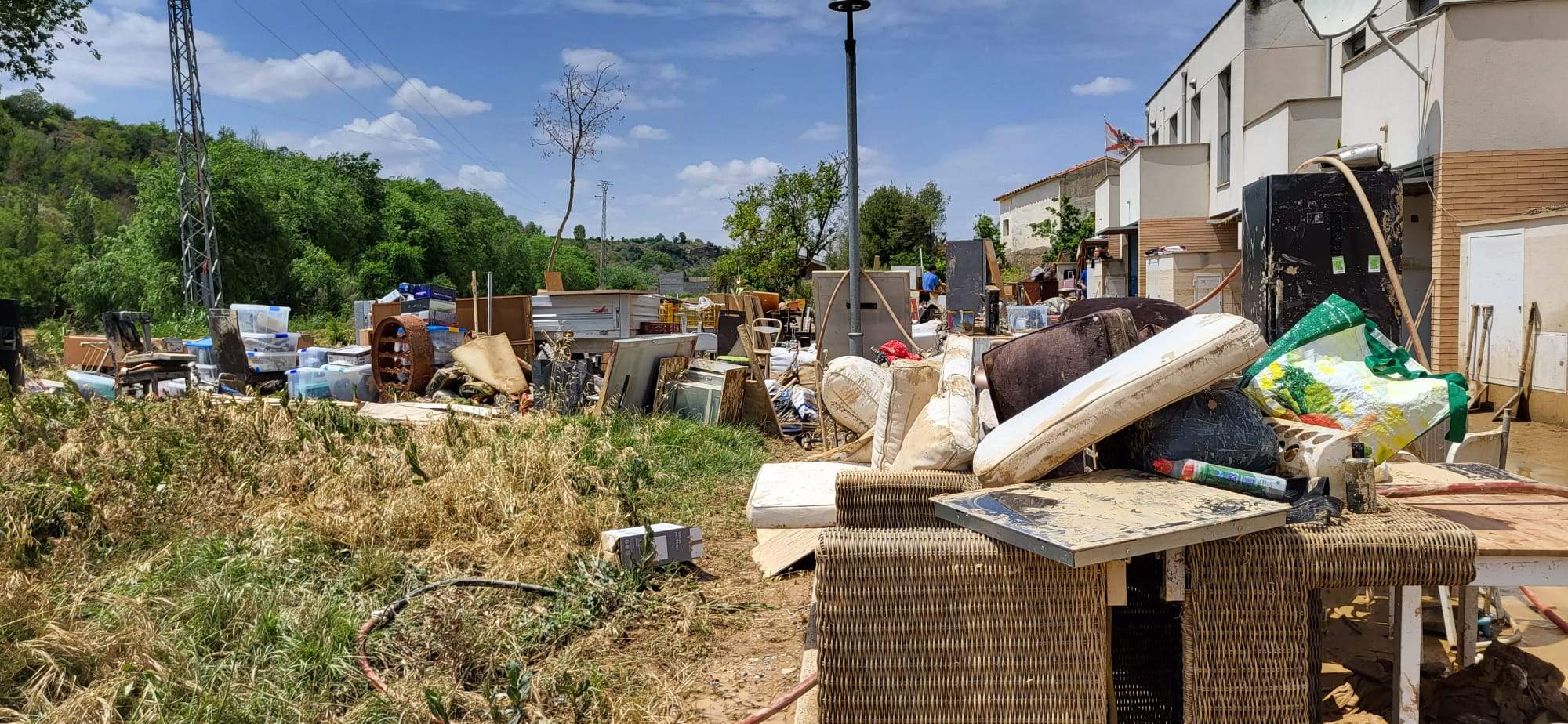 Tras la crecida del río en Pomar, toca restablecer la normalidad. Foto Mercedes Manterola