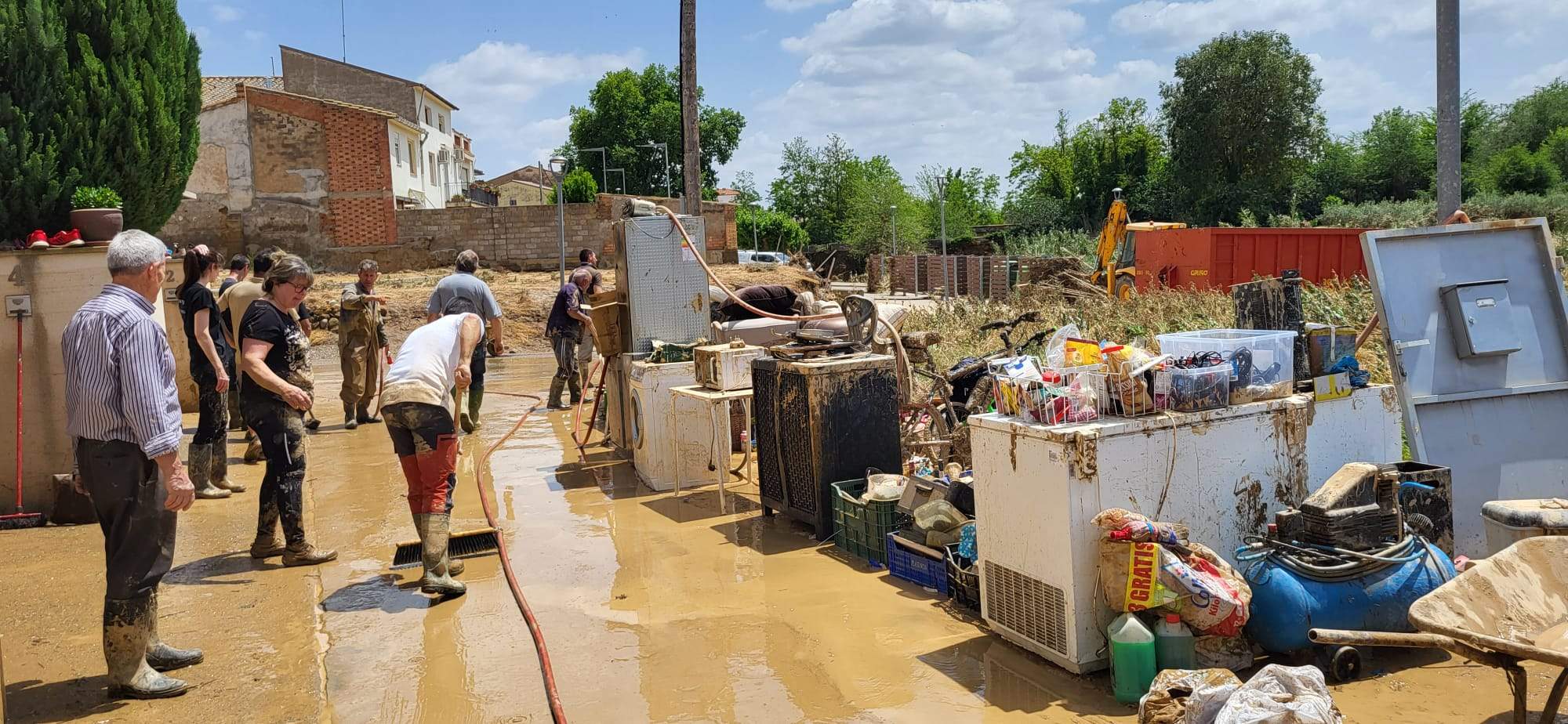 Tras la crecida del río en Pomar, toca restablecer la normalidad. Foto Mercedes Manterola