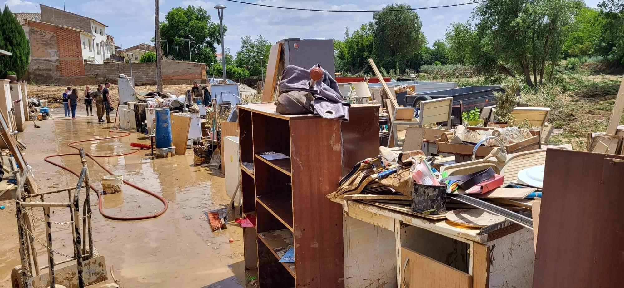 Tras la crecida del río en Pomar, toca restablecer la normalidad. Foto Mercedes Manterola