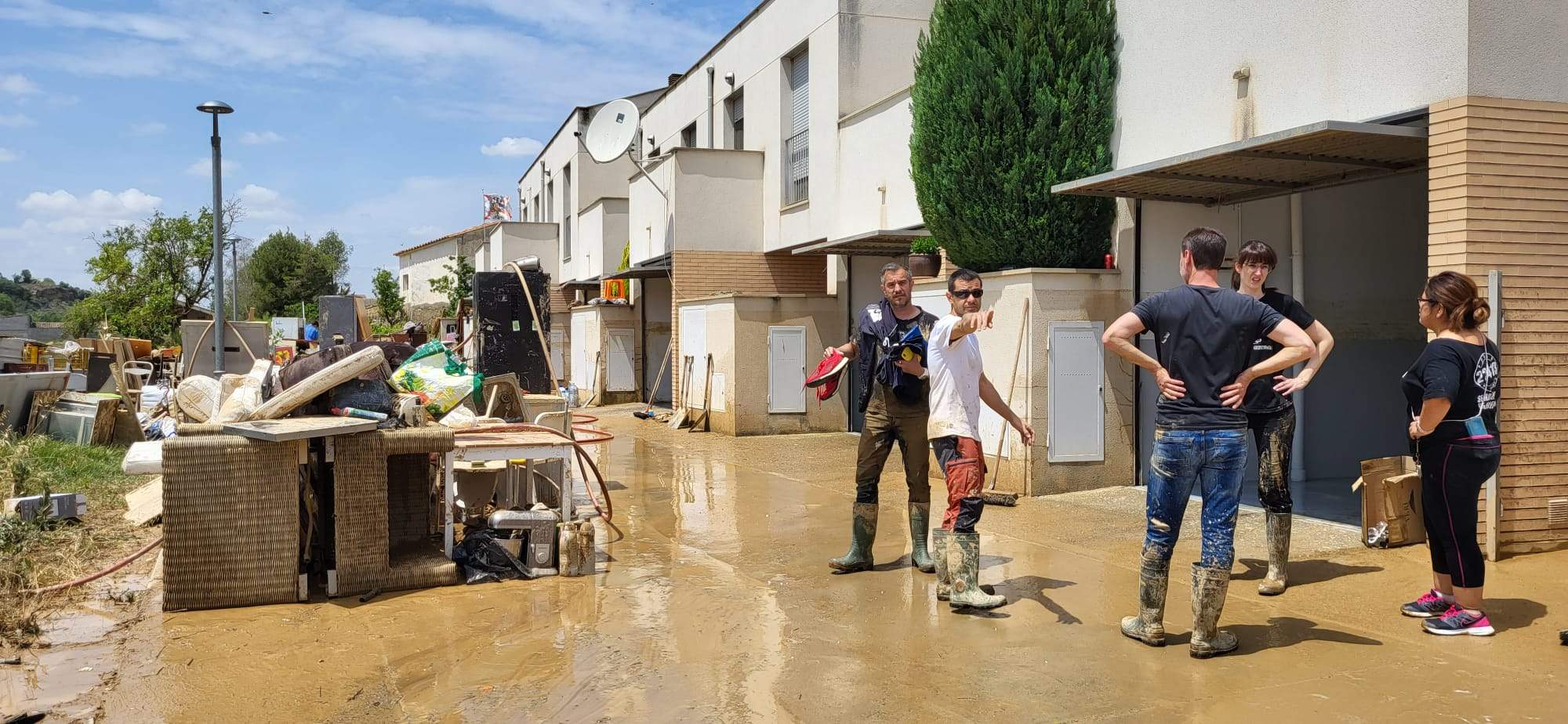 Tras la crecida del río en Pomar, toca restablecer la normalidad. Foto Mercedes Manterola