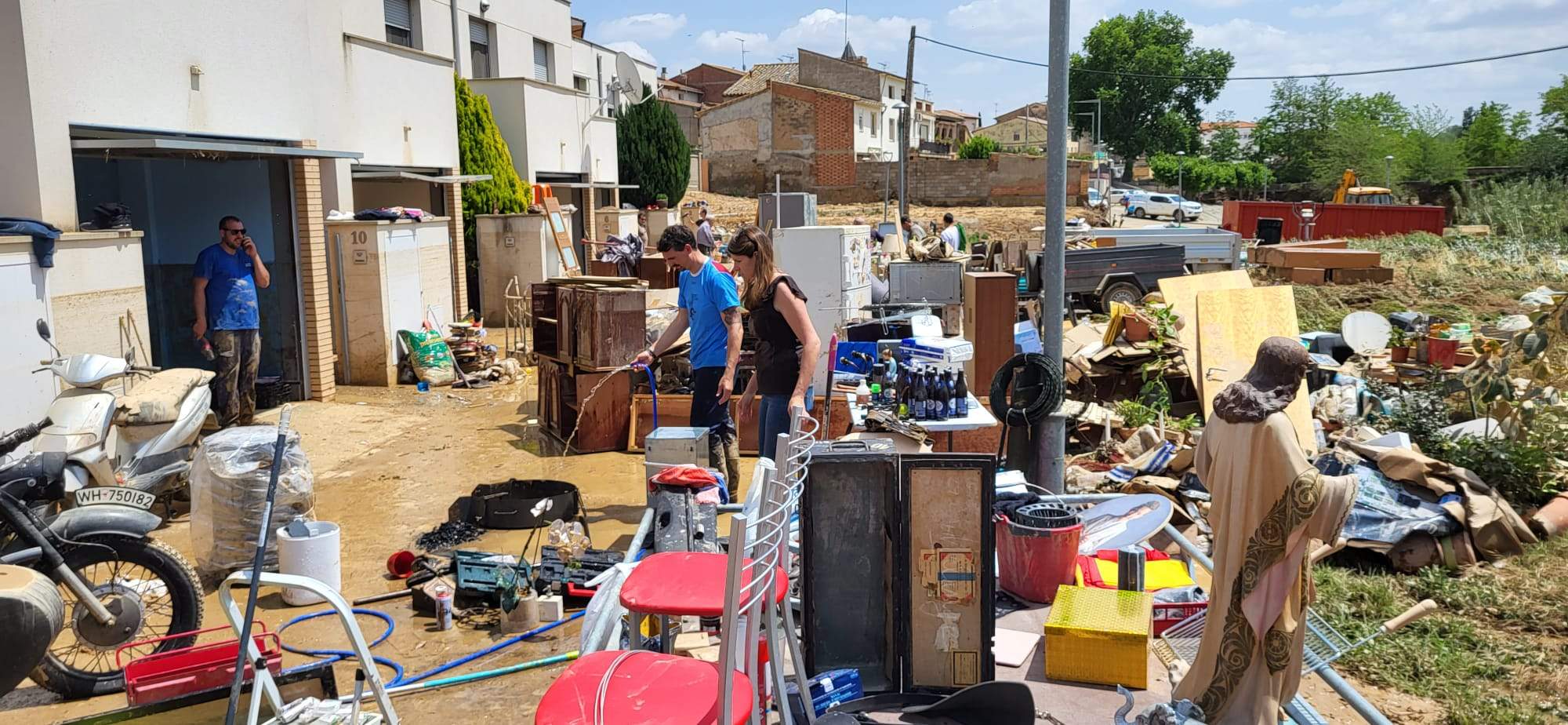 Tras la crecida del río en Pomar, toca restablecer la normalidad. Foto Mercedes Manterola