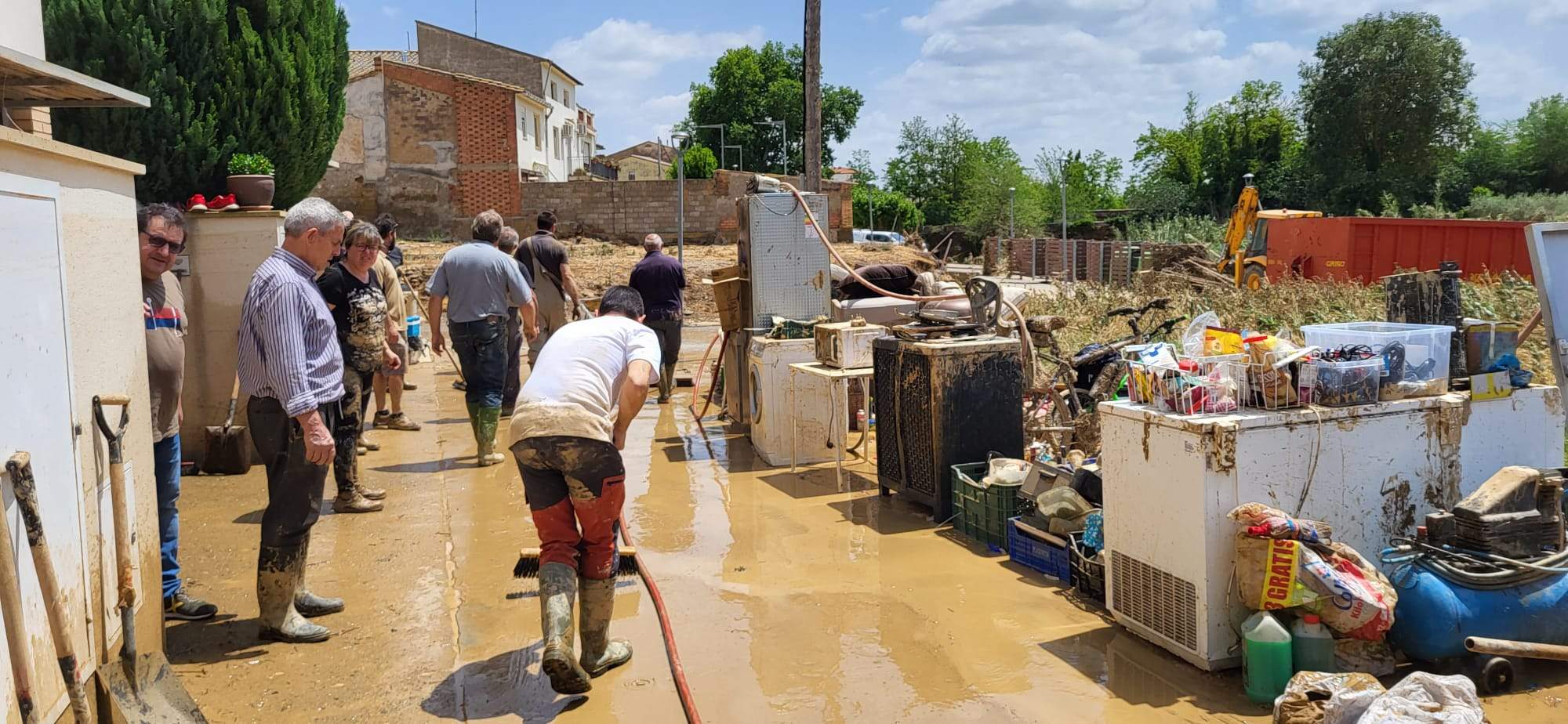 Tras la crecida del río en Pomar, toca restablecer la normalidad. Foto Mercedes Manterola