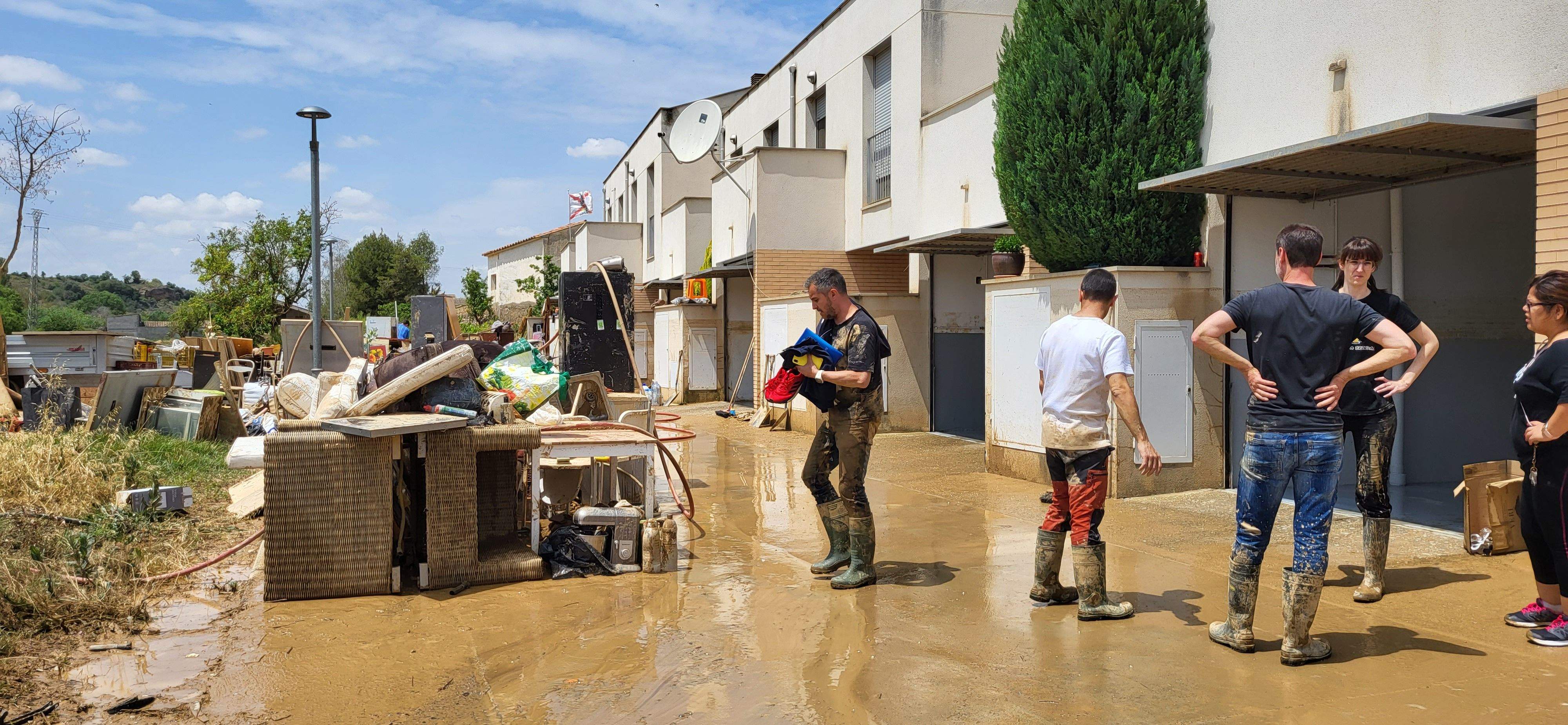 Tras la crecida del río en Pomar, toca restablecer la normalidad. Foto Mercedes Manterola