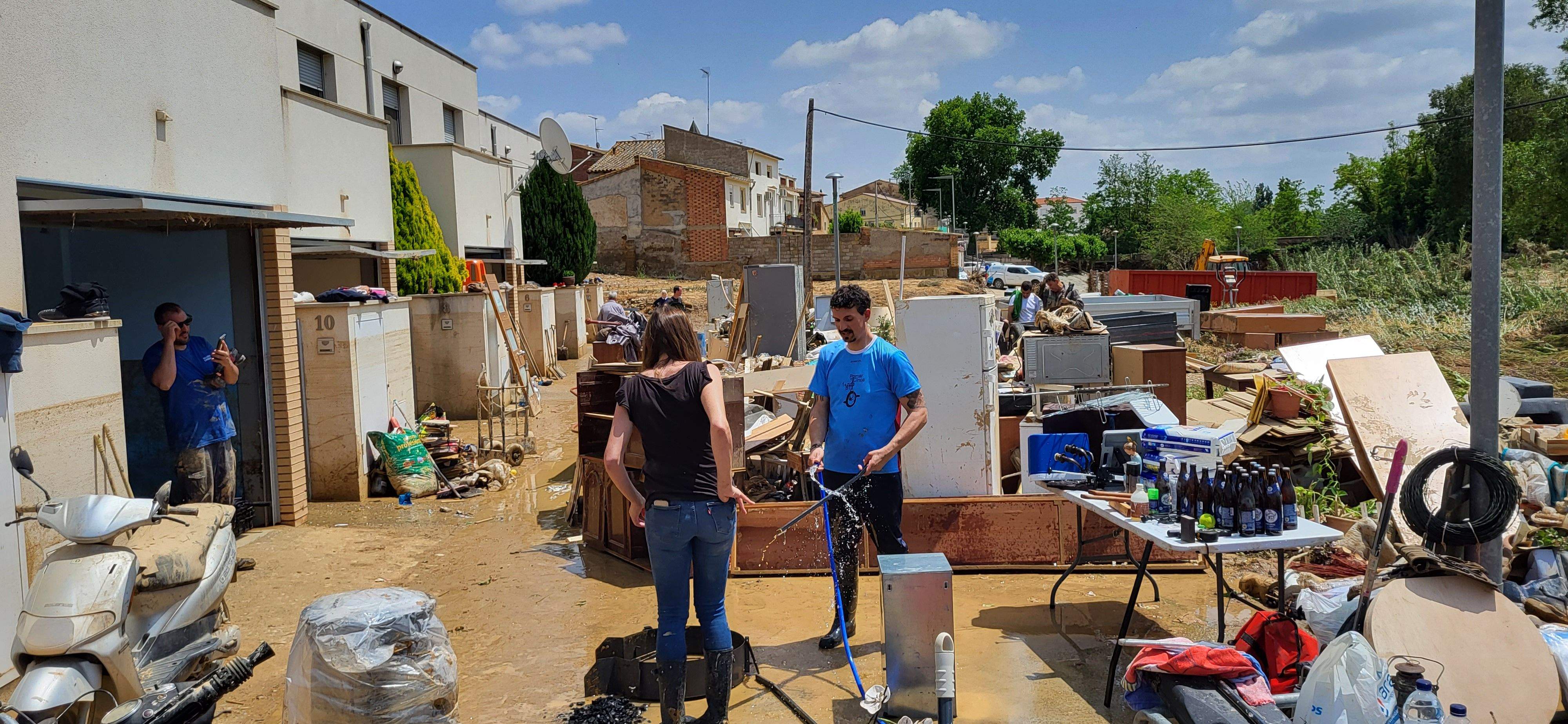 Tras la crecida del río en Pomar, toca restablecer la normalidad. Foto Mercedes Manterola