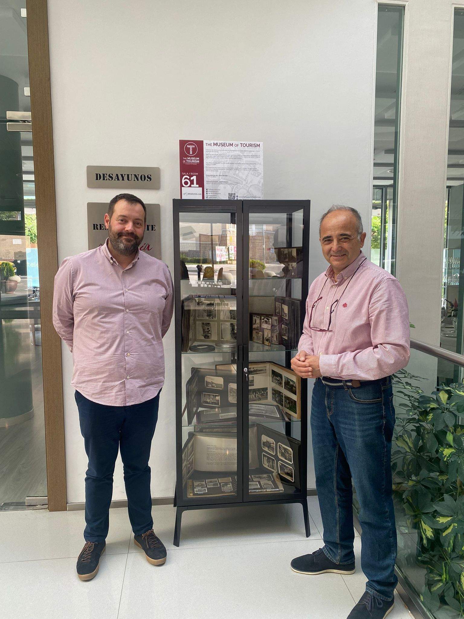 Manuel Solanilla y Ernesto Céspedes junto a la Sala 61 del Museo del Turismo