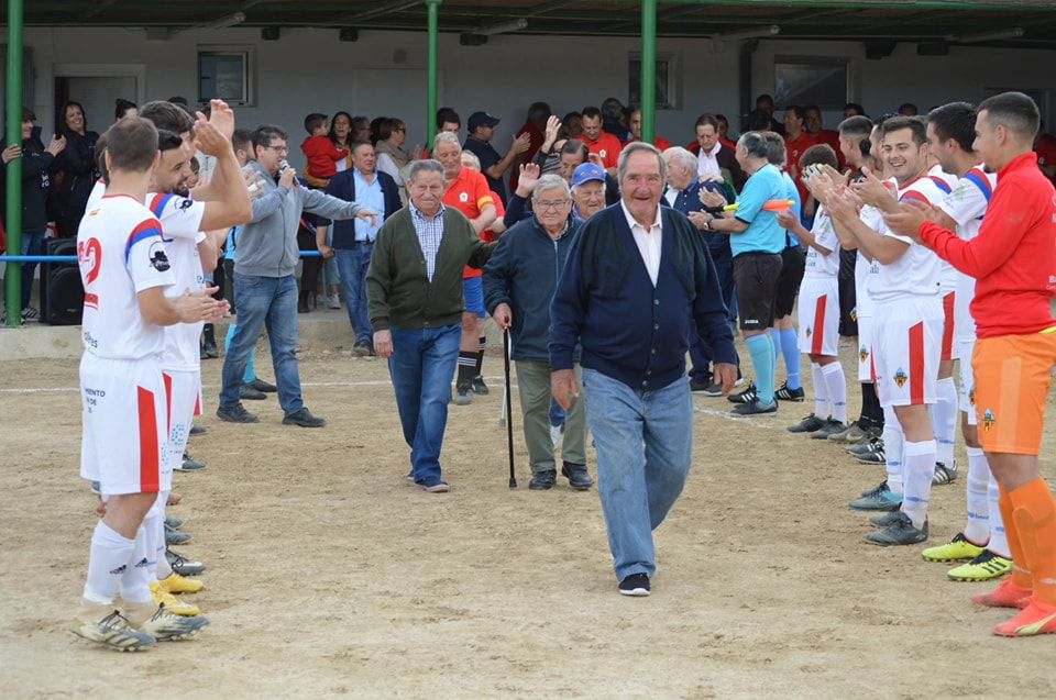 Homenaje a los jugadores del Castejón de Monegros veteranos. Foto: Ana y Lyere Ezquerra