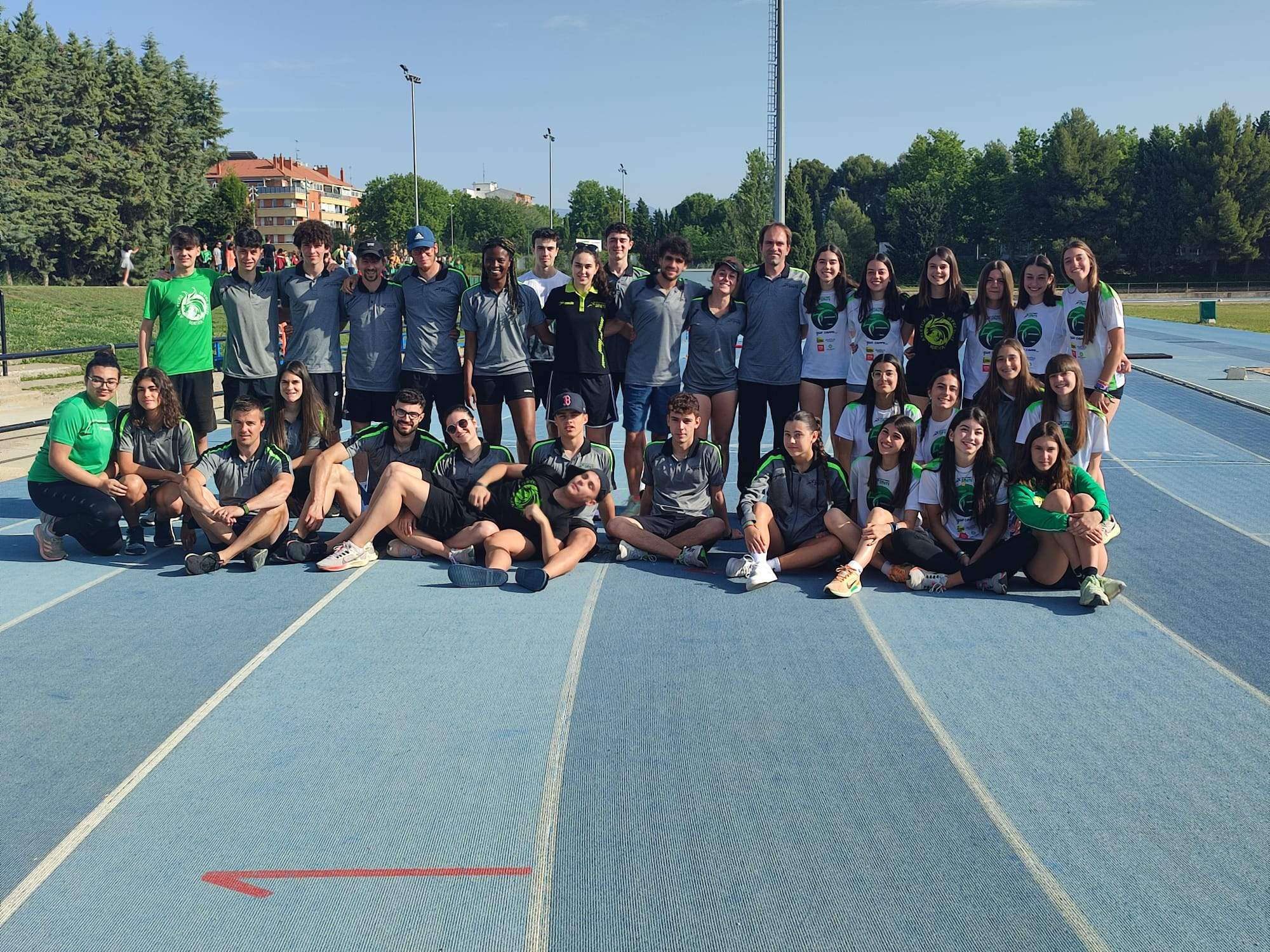 Monitores y voluntarios en la foto de familia antes de iniciarse la fiesta de fin de curso. Foto: M.A.B.