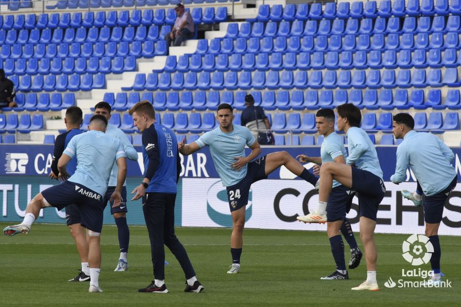 Calentamiento de jugadores del Huesca