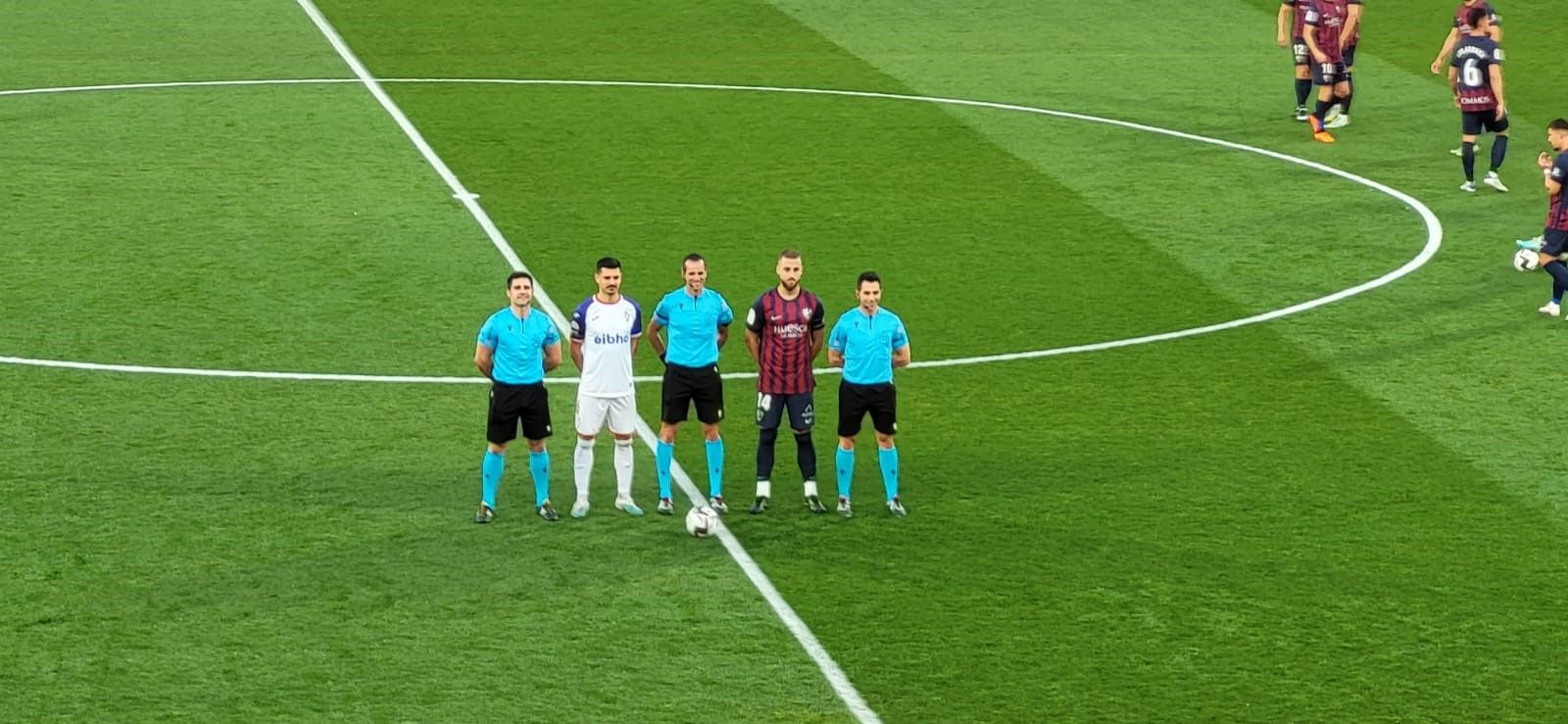 Capitanes y trío arbitral