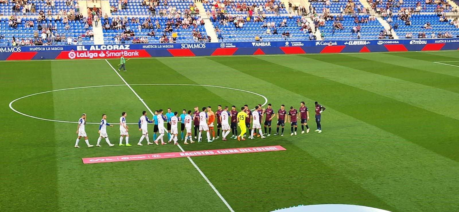 Saludo de los jugadores de ambos equipos