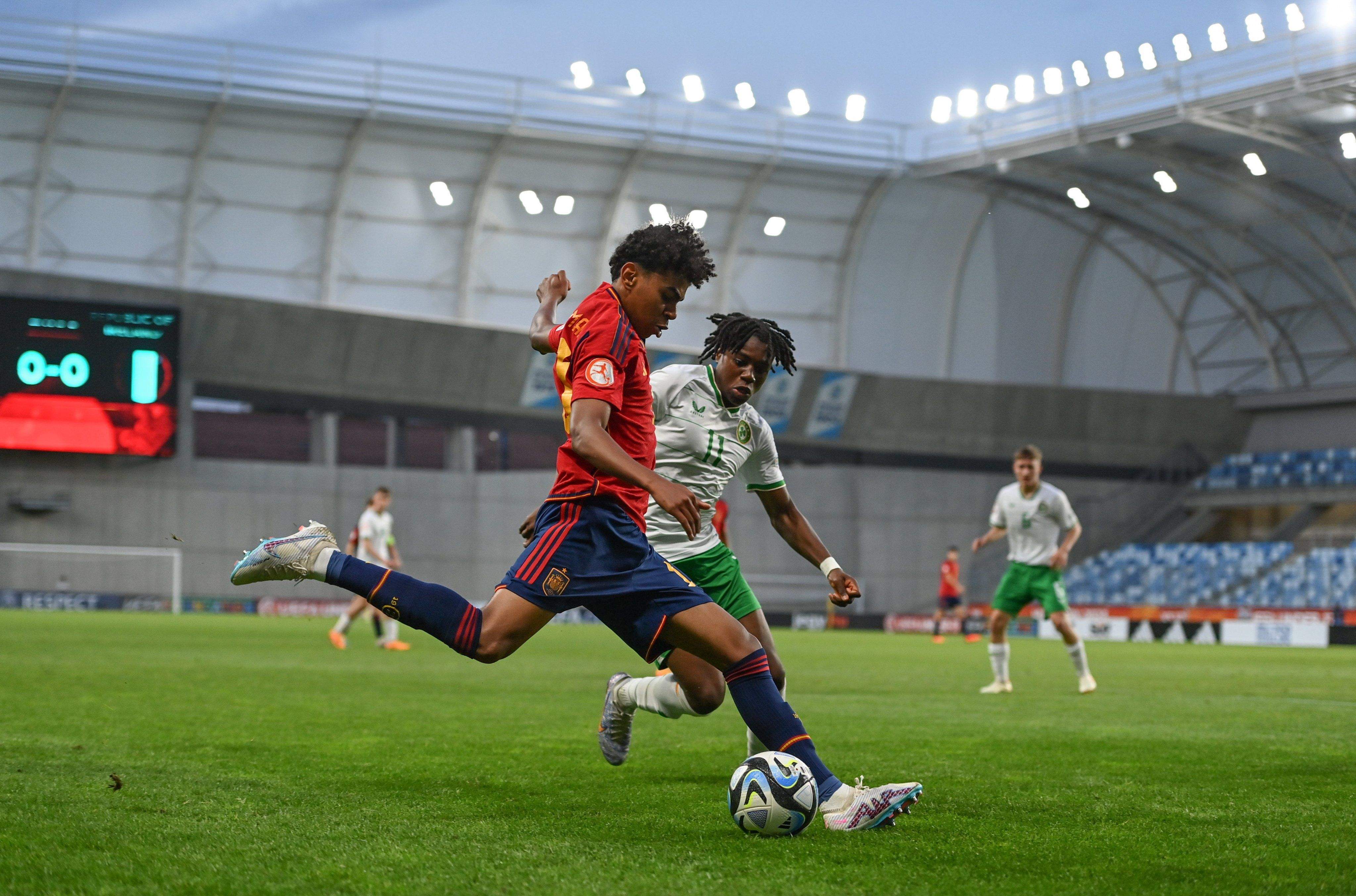 Lamine Yamal, autor del tercer gol de España, golpea un balón ante Irlanda. Foto: SeFutbol