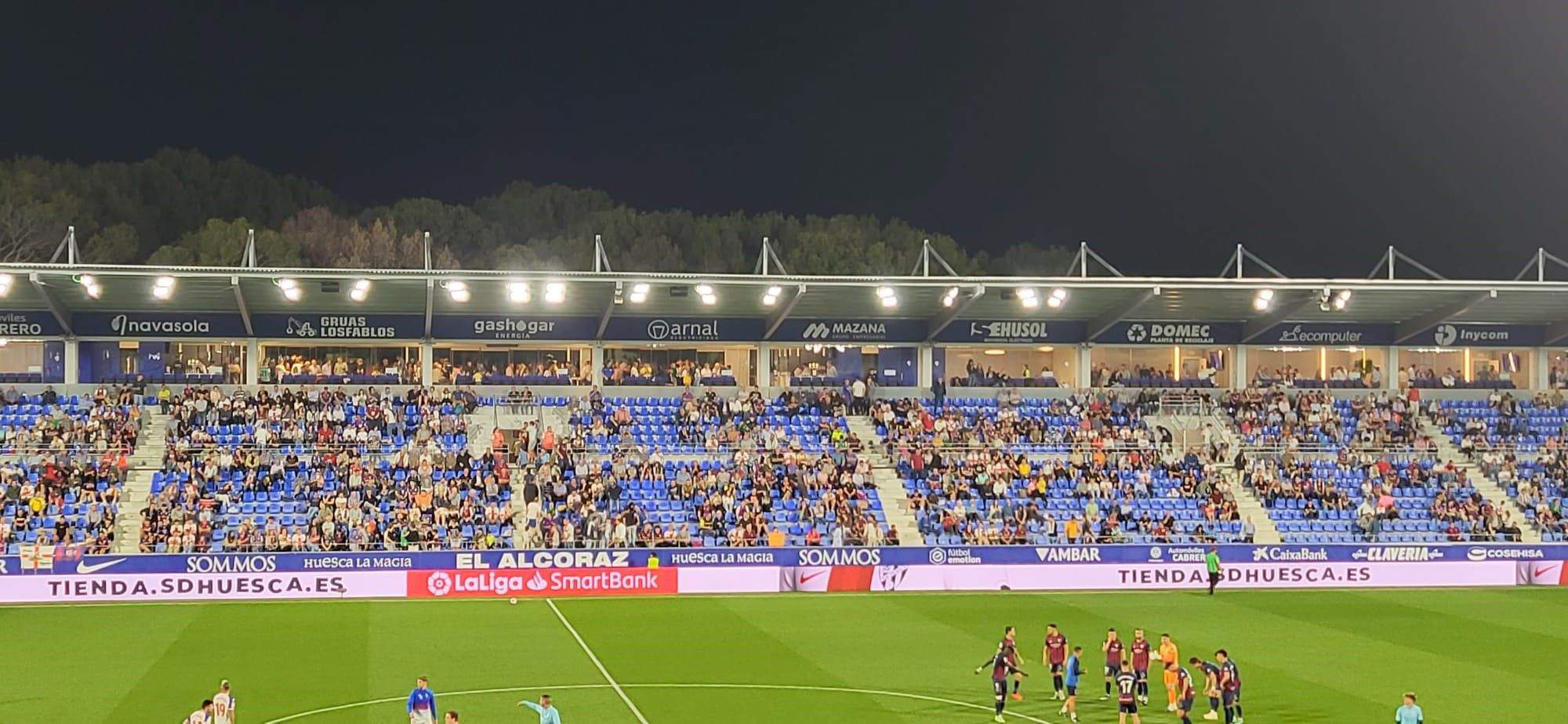 Público en El Alcoraz, estadio cuyas reformas de Pryobras han sido objeto de análisis por peritos del caso Oikos. 