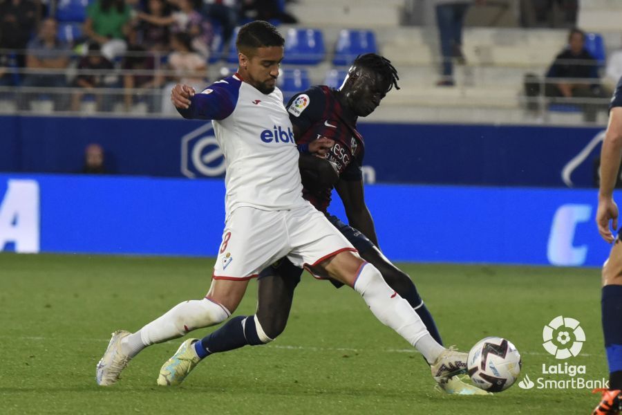 Obeng lucha un balón