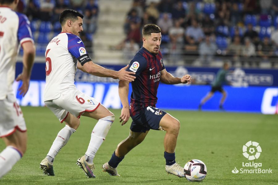 Enzo Lombardo, de lo mejor de los jugadores del Huesca
