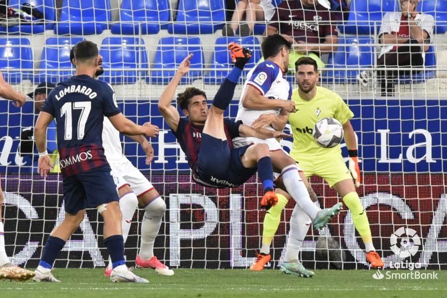 Acrobático remate de Javi Martínez, jugador del Huesca, en el encuentro ante el Eibar.