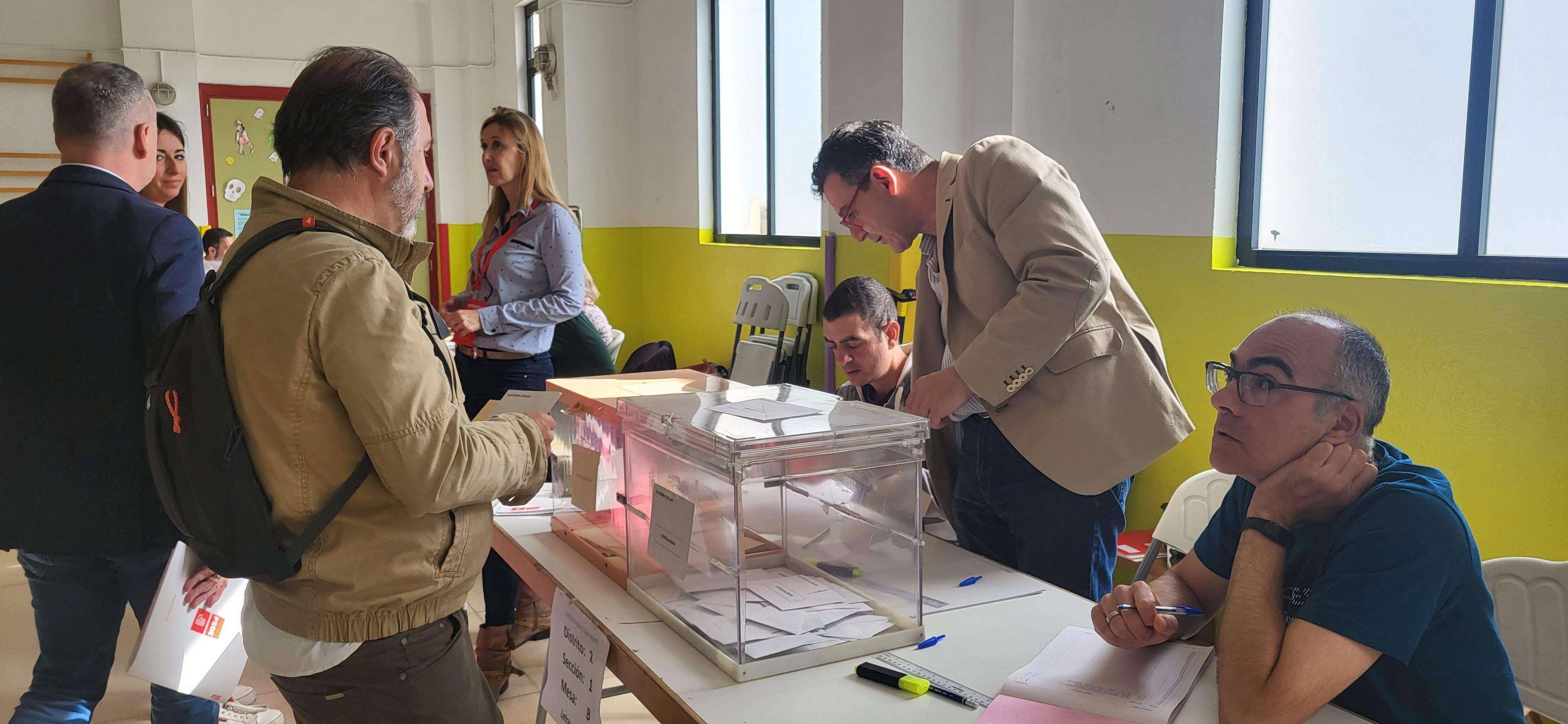 Votando en el Colegio San Vicente de Huesca este 28 M de 2023. Foto Myriam Martínez
