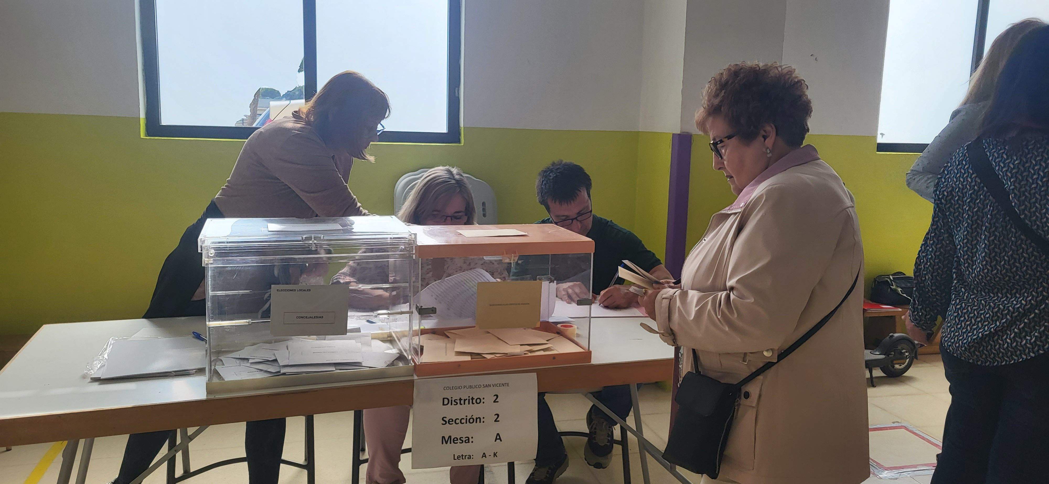 Votando en el Colegio San Vicente de Huesca este 28 M de 2023. Foto Myriam Martínez