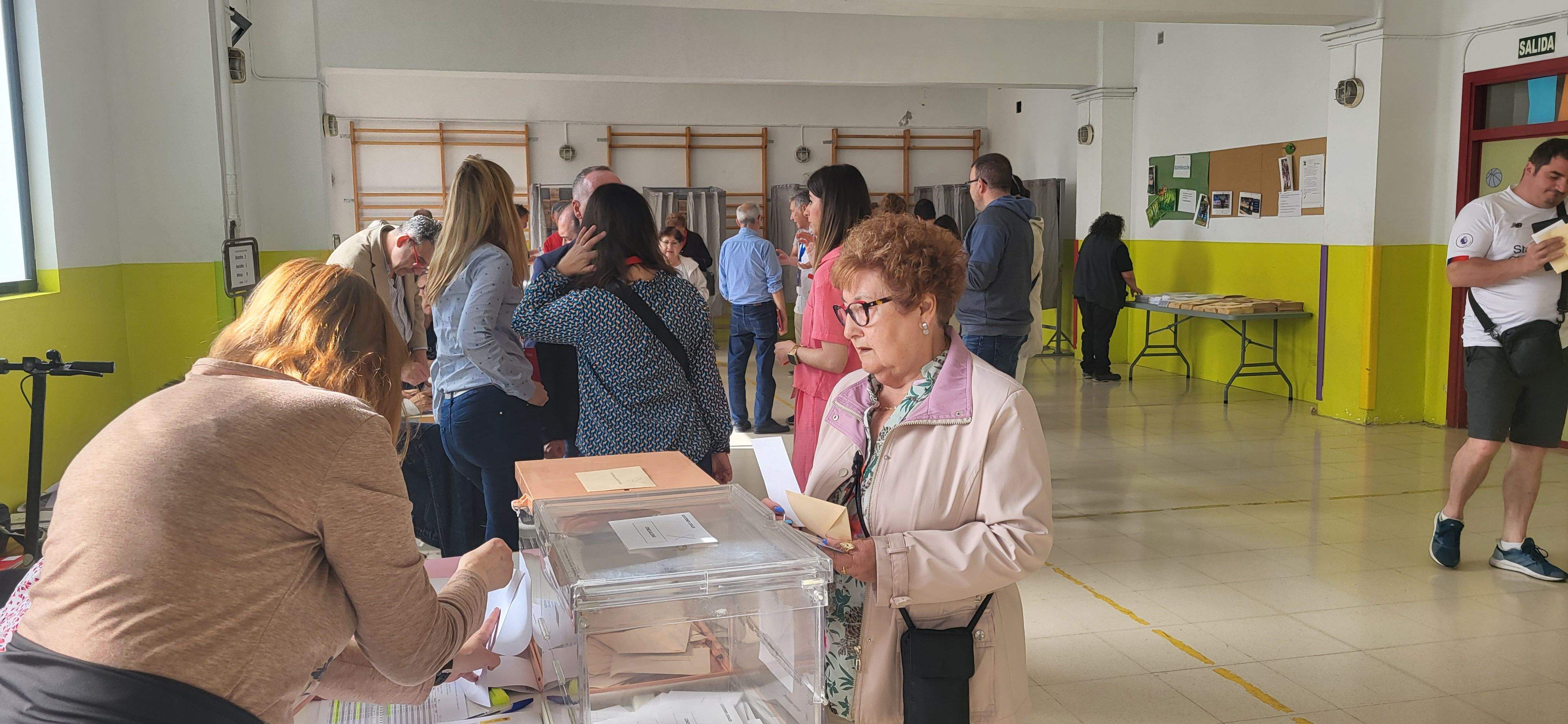 Votando en el Colegio San Vicente de Huesca este 28 M de 2023. Foto Myriam Martínez