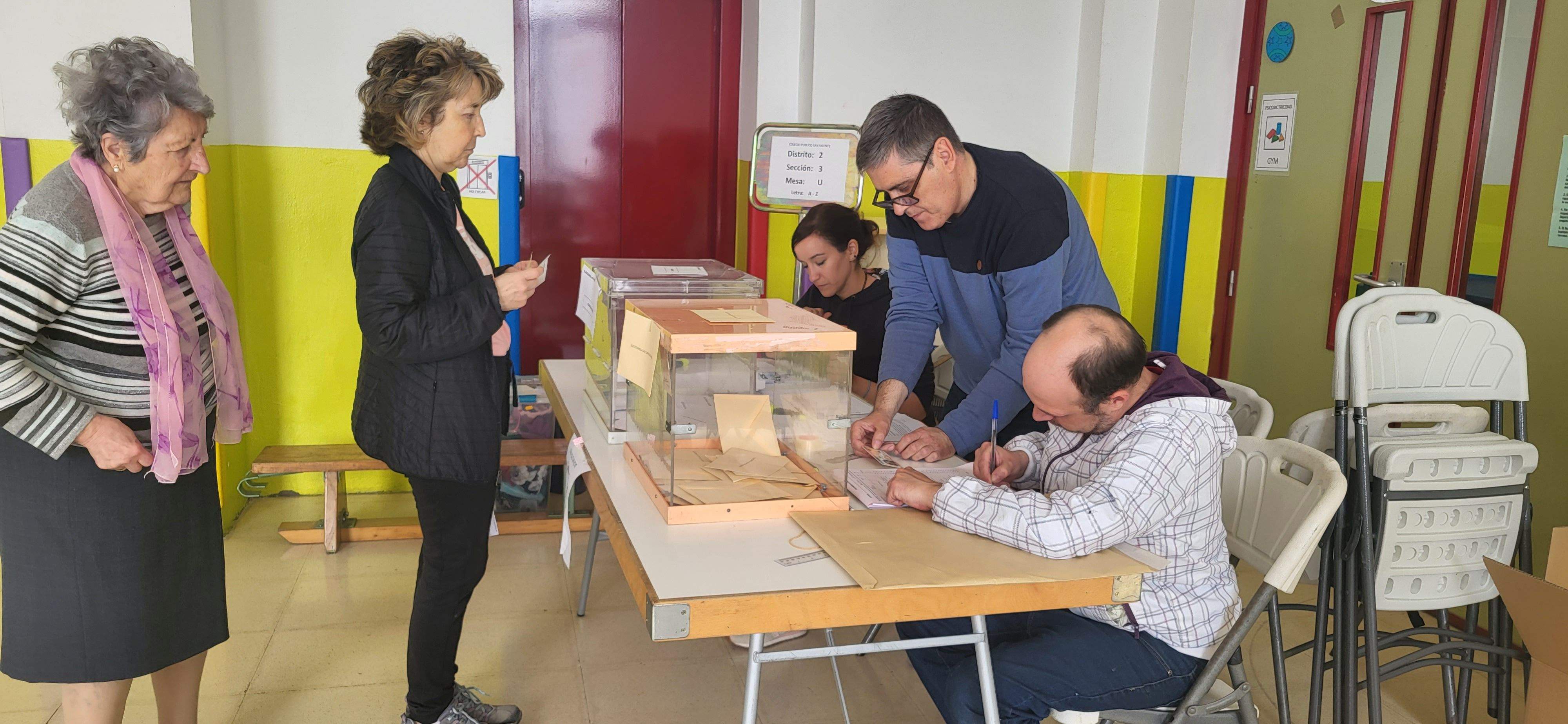 Votando en el Colegio San Vicente de Huesca este 28 M de 2023. Foto Myriam Martínez