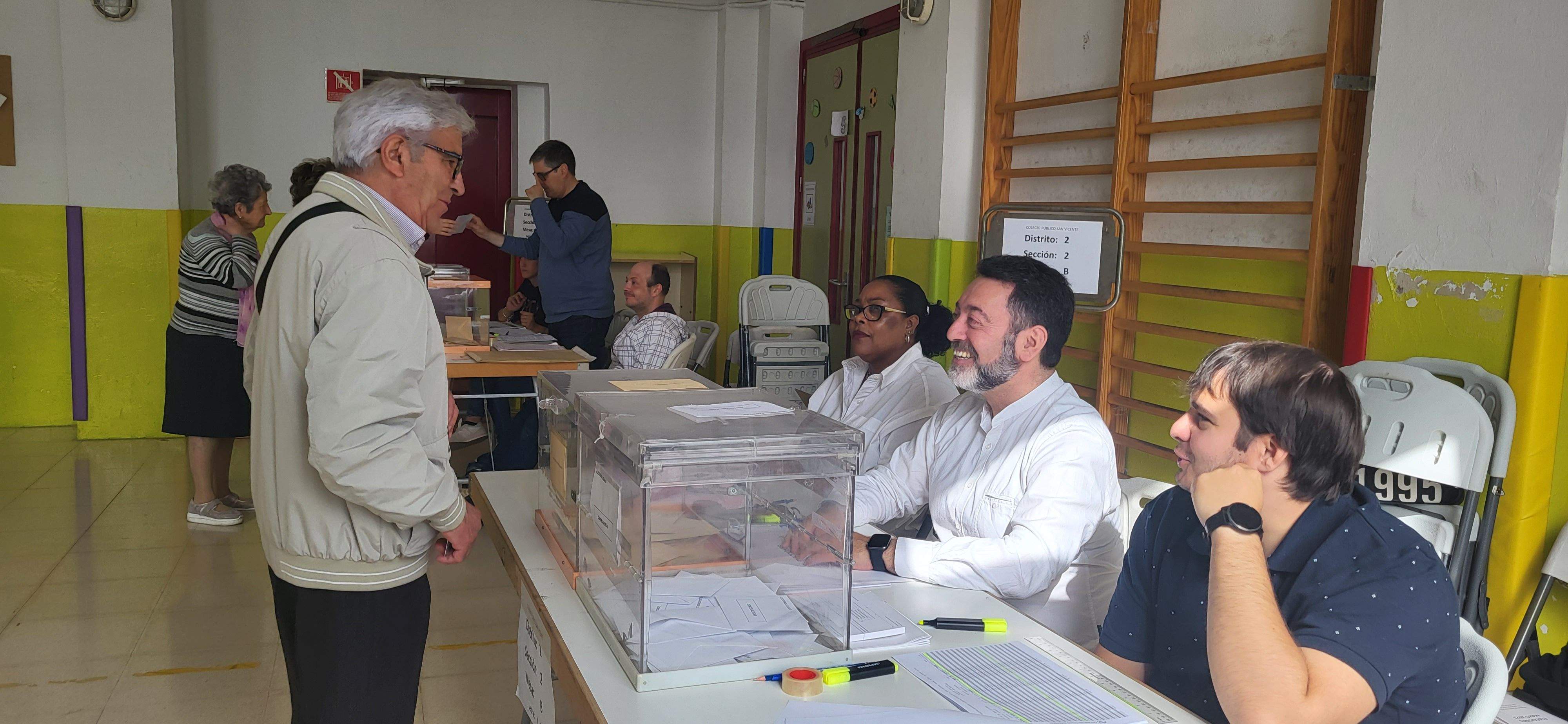 Votando en el Colegio San Vicente de Huesca este 28 M de 2023. Foto Myriam Martínez