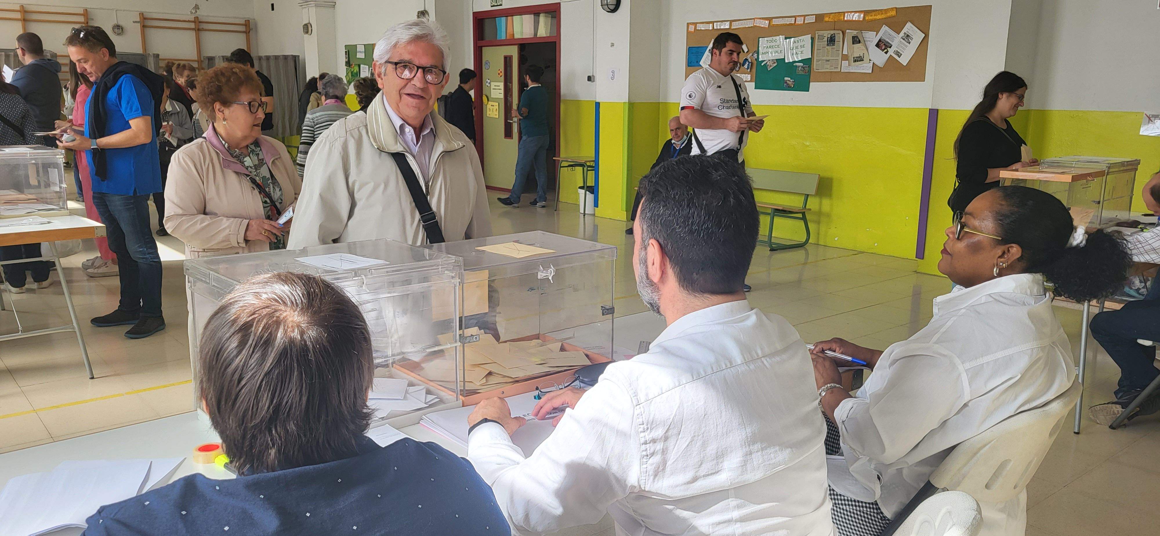 Votando en el Colegio San Vicente de Huesca este 28 M de 2023. Foto Myriam Martínez