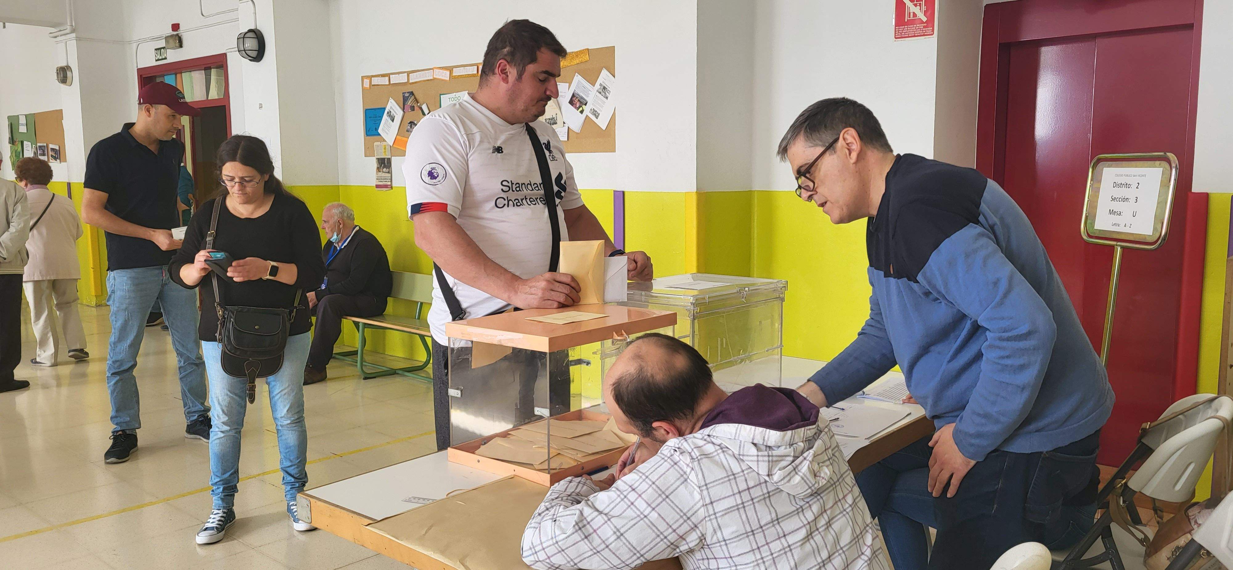 Votando en el Colegio San Vicente de Huesca este 28 M de 2023. Foto Myriam Martínez