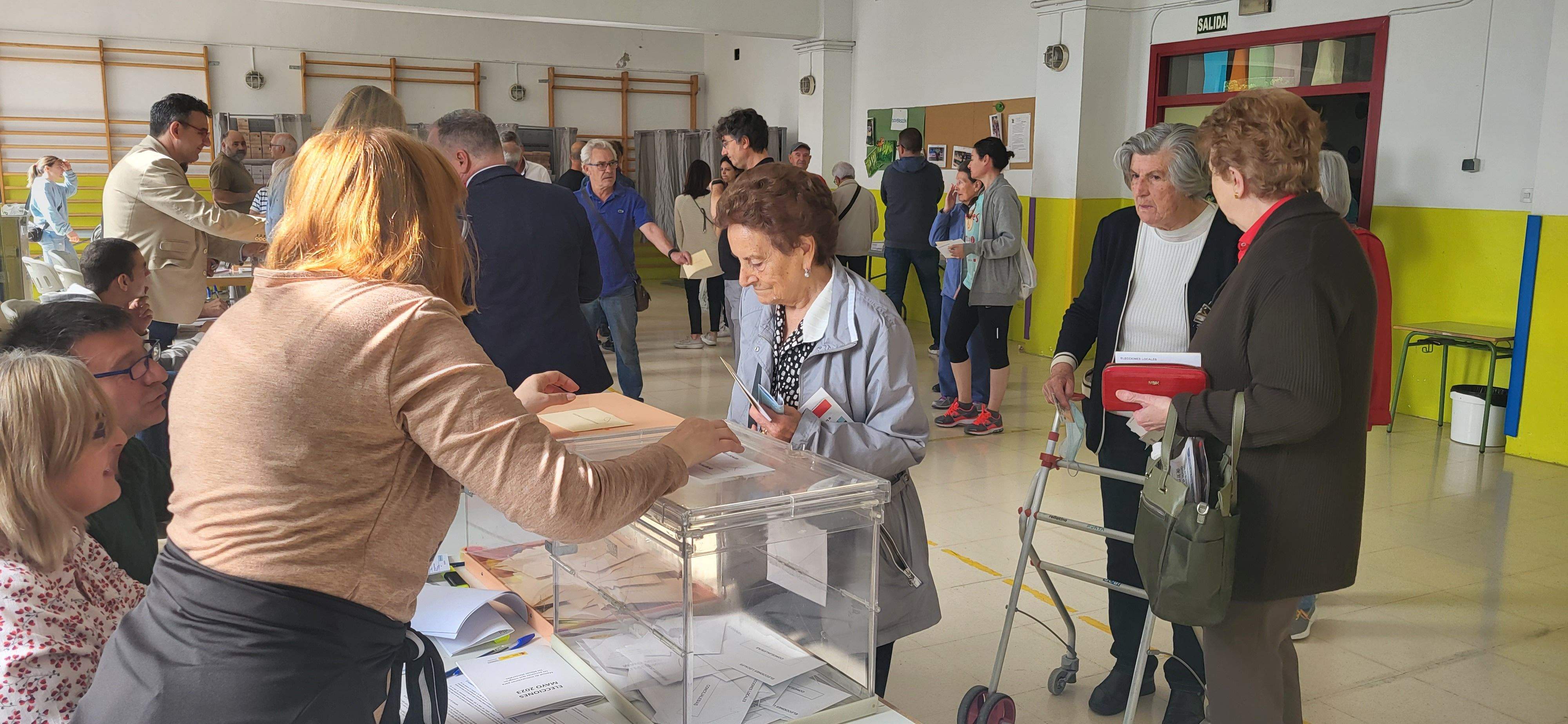 Votando en el Colegio San Vicente de Huesca este 28 M de 2023. Foto Myriam Martínez