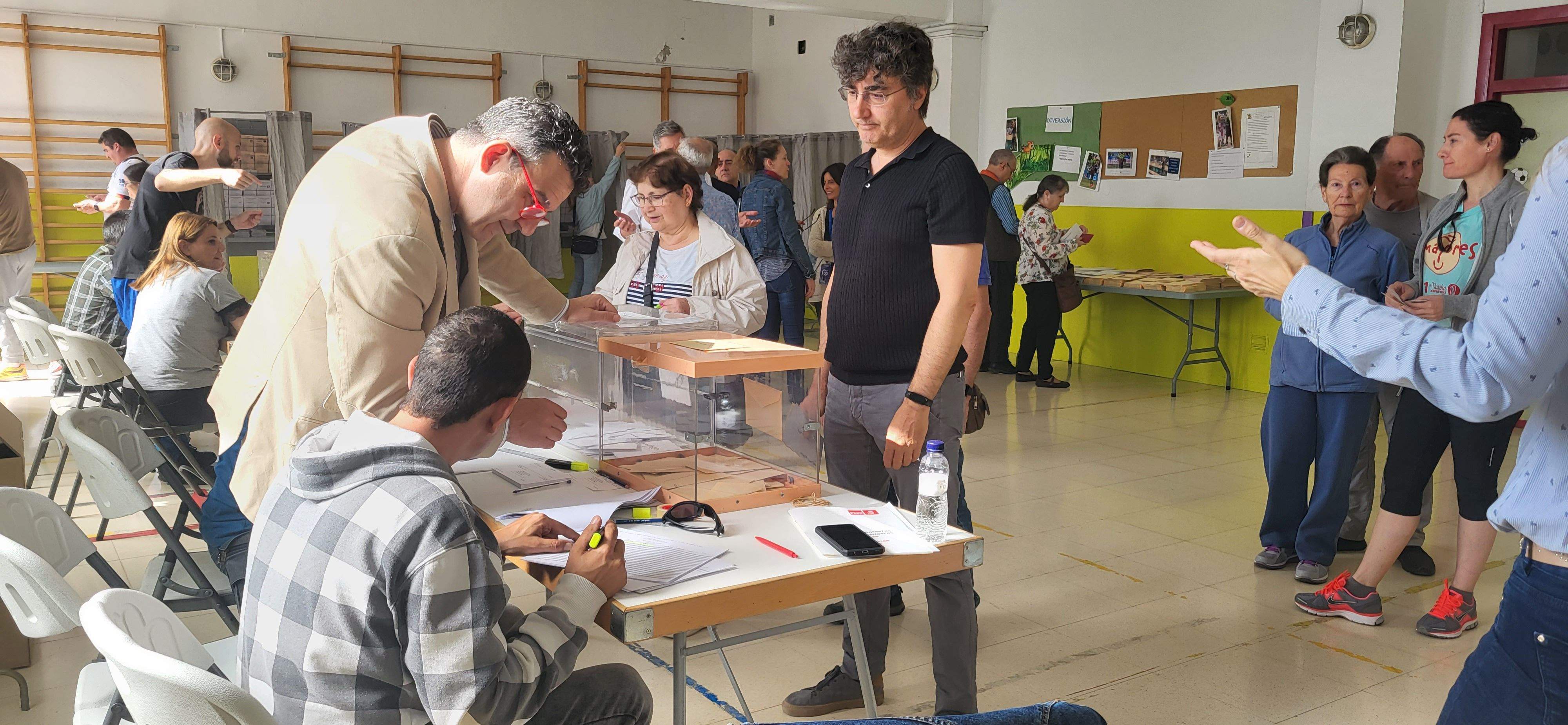 Votando en el Colegio San Vicente de Huesca este 28 M de 2023. Foto Myriam Martínez