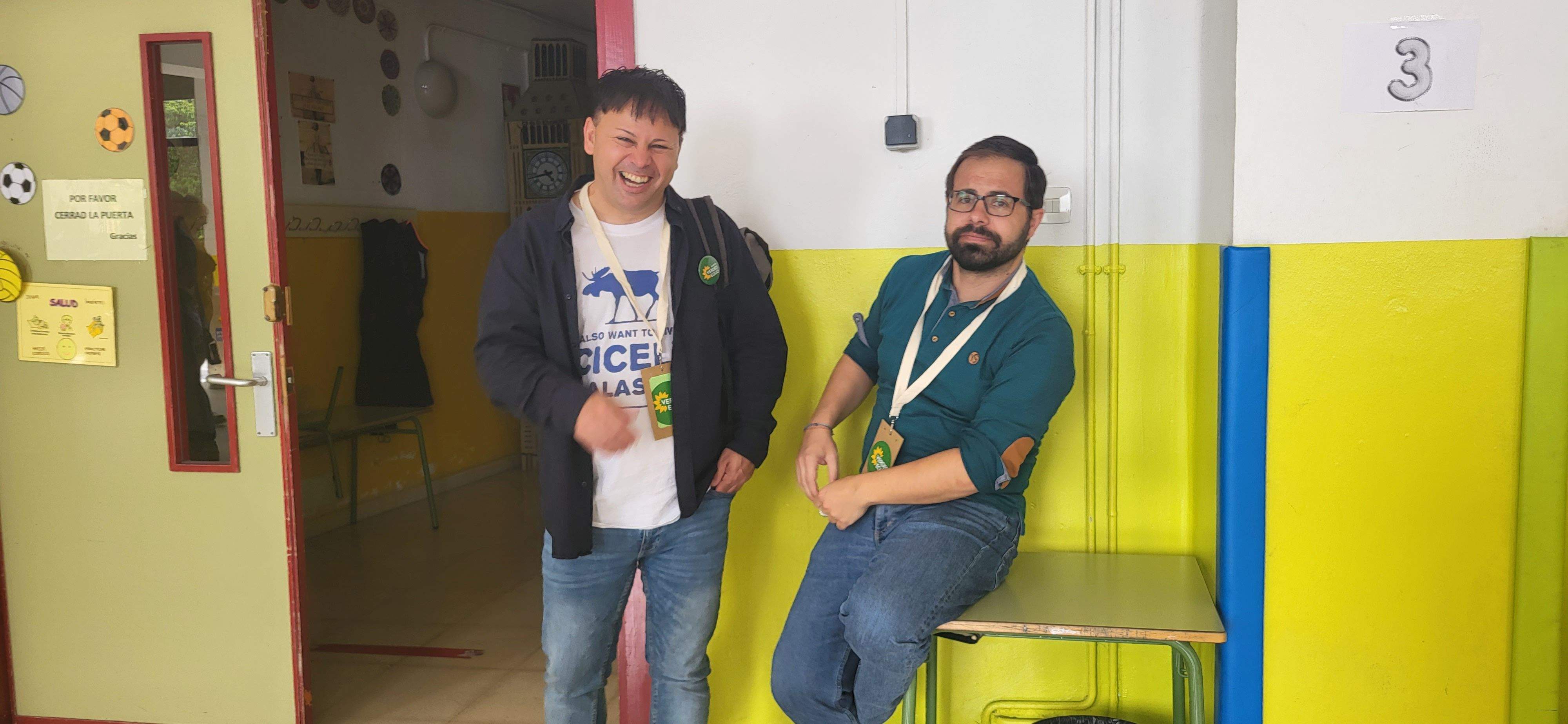 Votando en el Colegio San Vicente de Huesca este 28 M de 2023. Foto Myriam Martínez