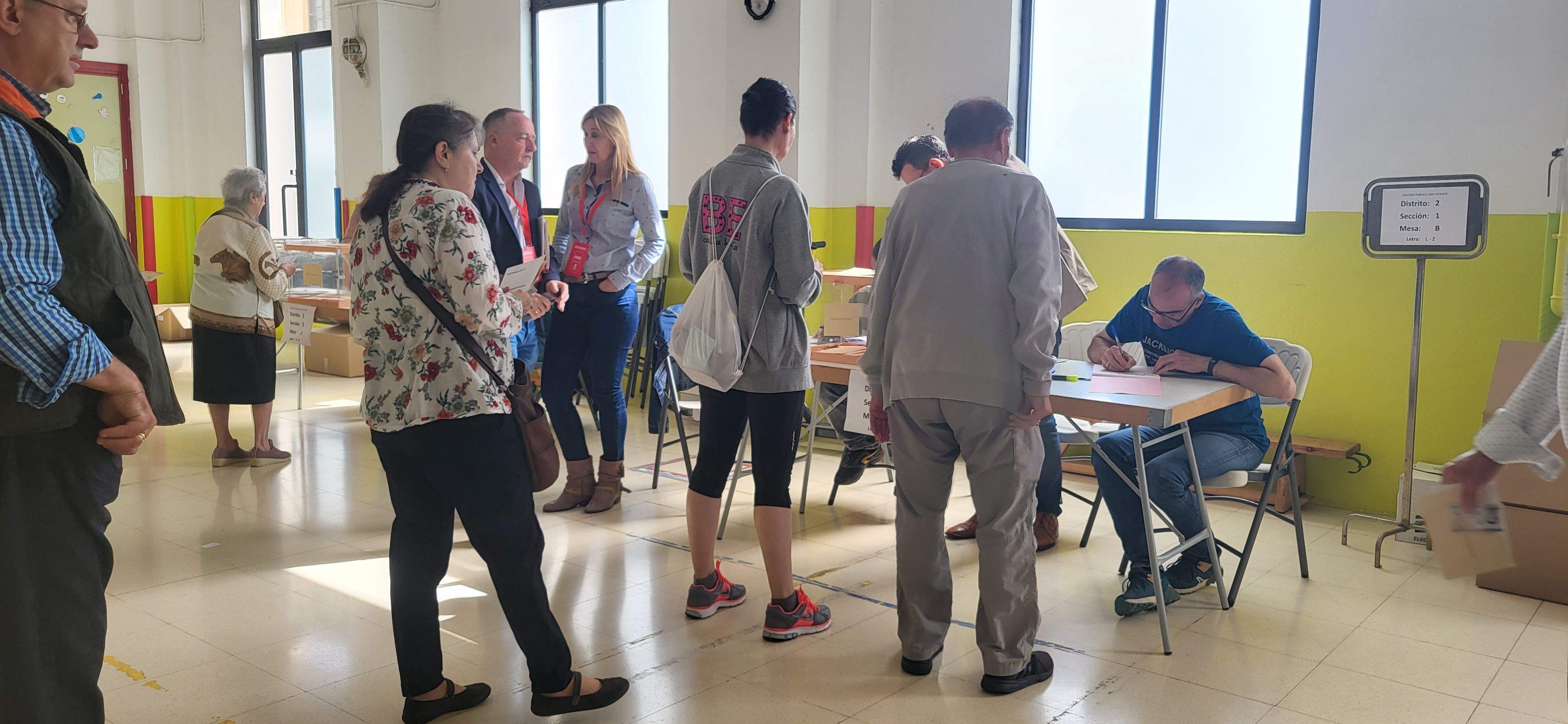 Votando en el Colegio San Vicente de Huesca este 28 M de 2023. Foto Myriam Martínez