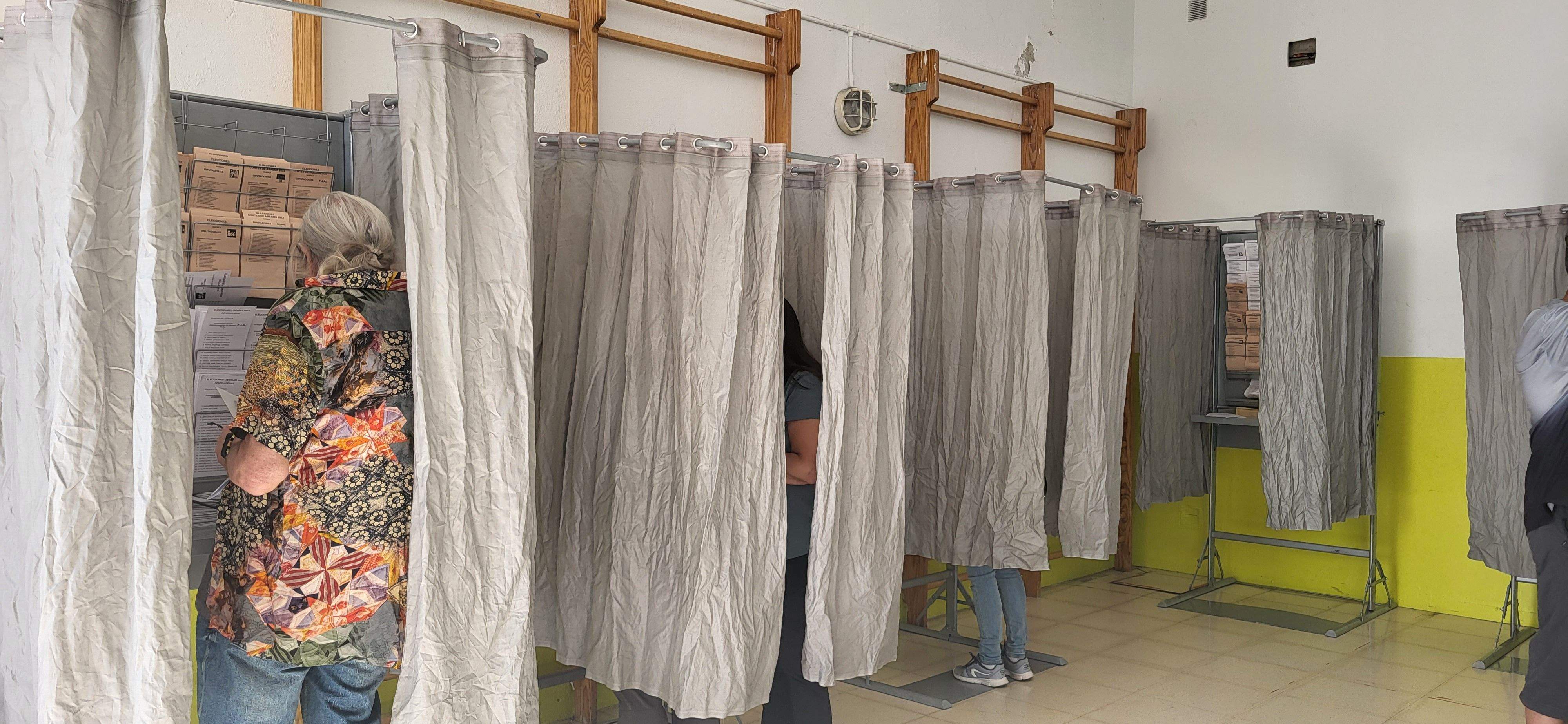 Votando en el Colegio San Vicente de Huesca este 28 M de 2023. Foto Myriam Martínez