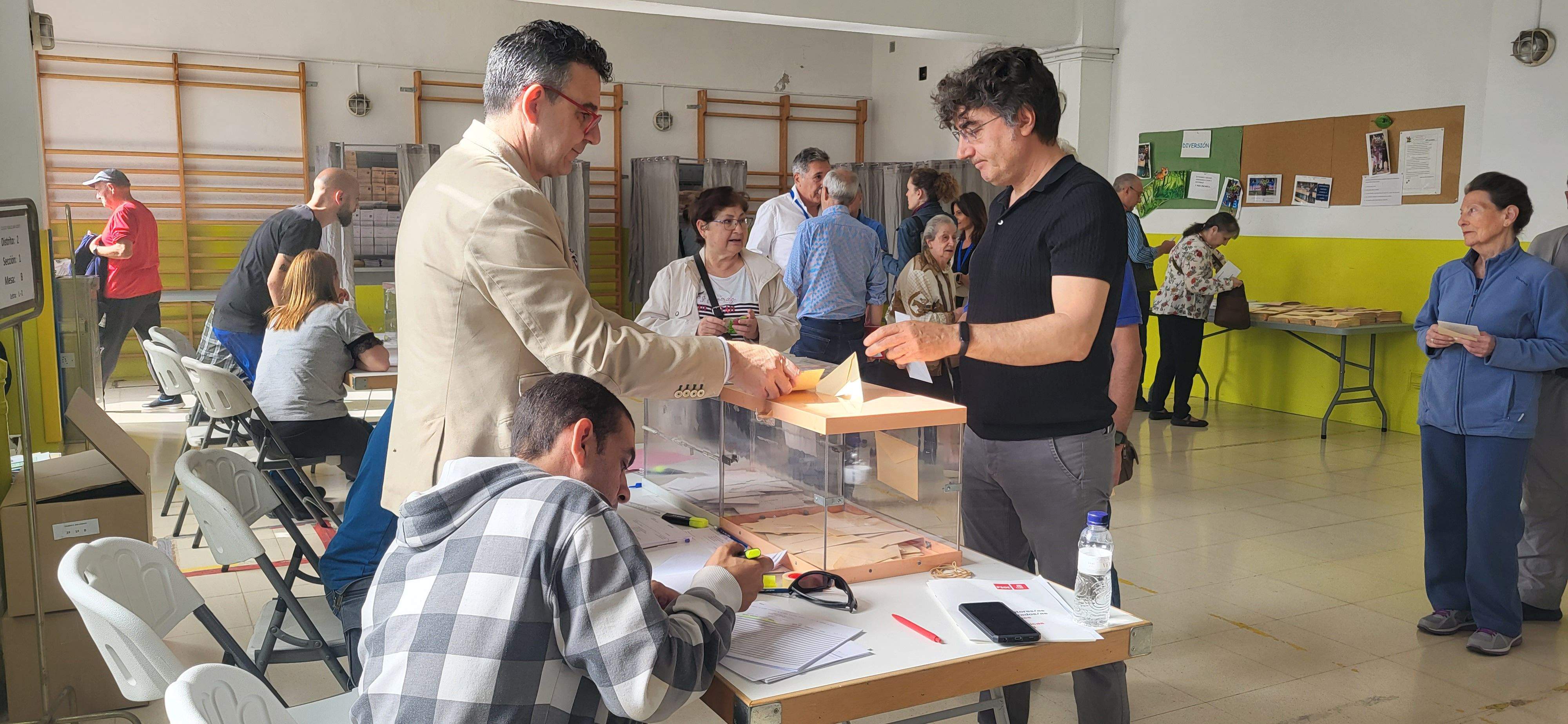 Votando en el Colegio San Vicente de Huesca este 28 M de 2023. Foto Myriam Martínez