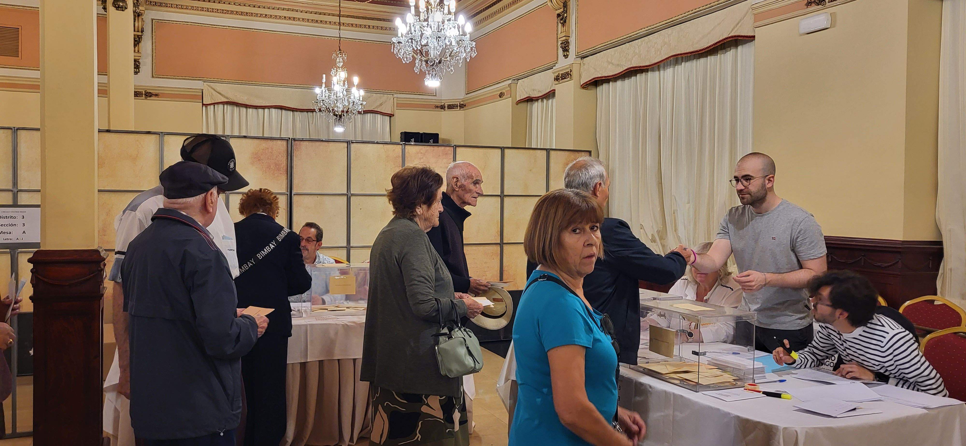 Votaciones en el Casino de Huesca este 28M de 2023. Foto Mercedes Manterola