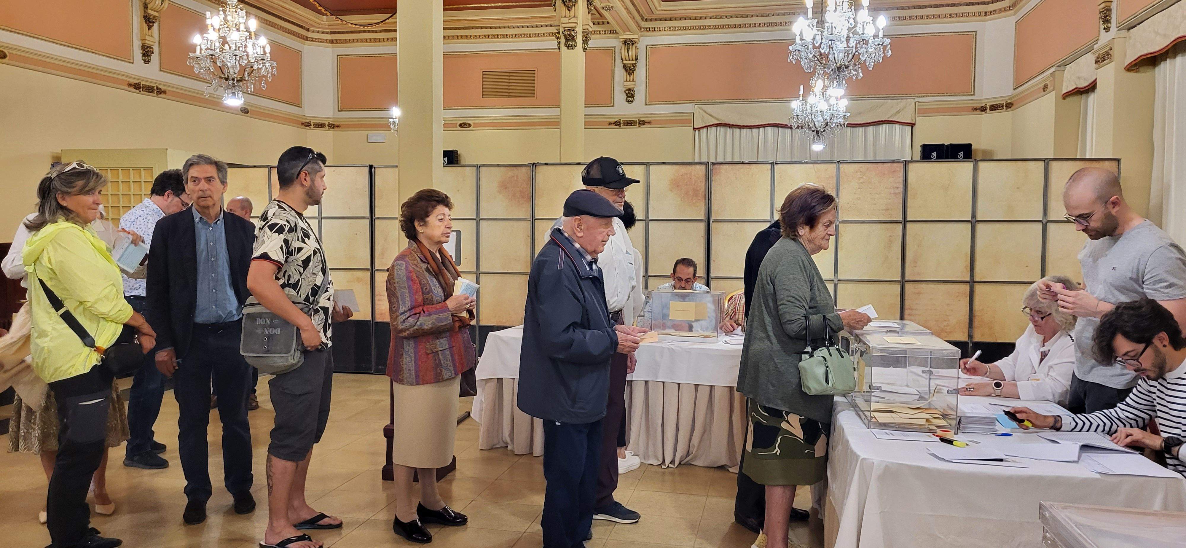 Votaciones en el Casino de Huesca este 28M de 2023. Foto Mercedes Manterola