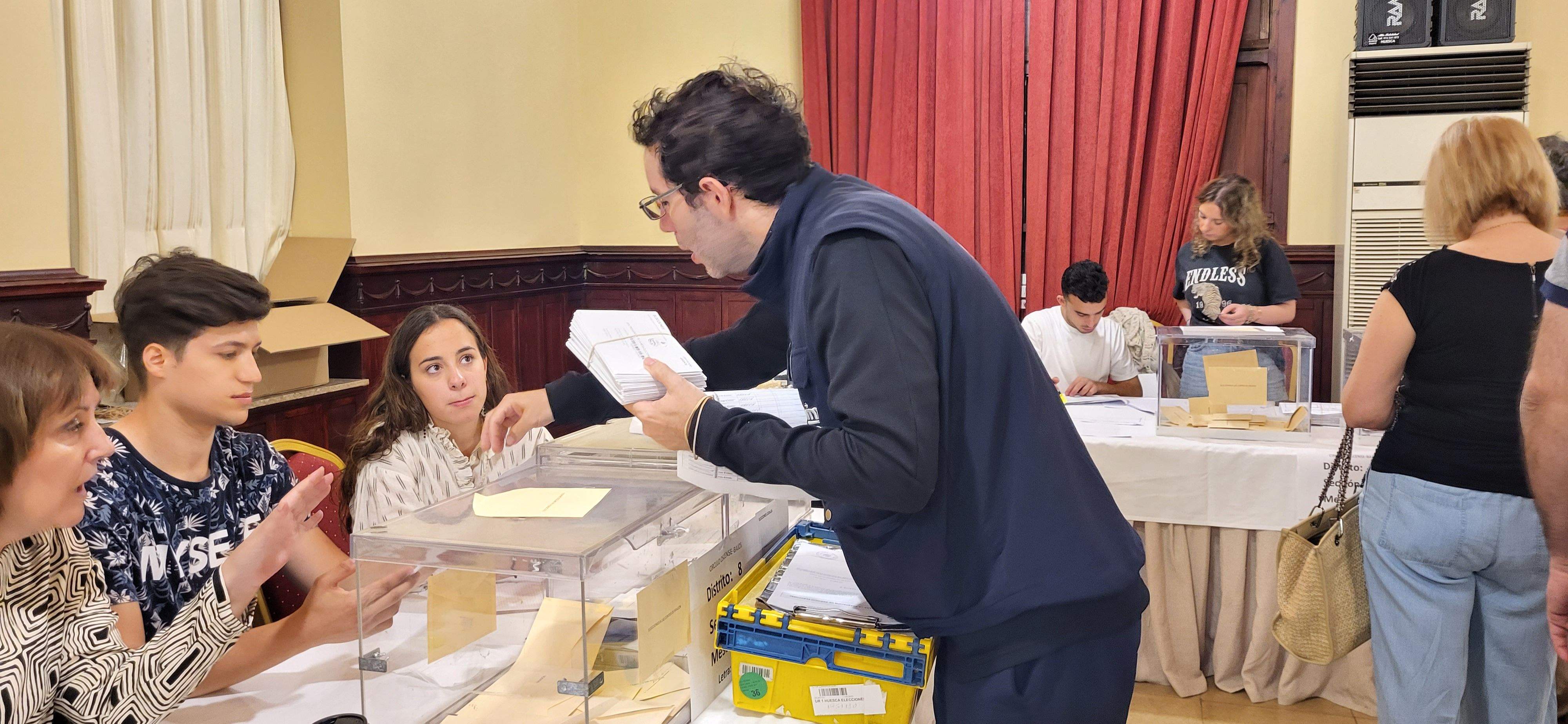 Llega el voto por correo a una mesa del Casino de Huesca. Foto Mercedes Manterola