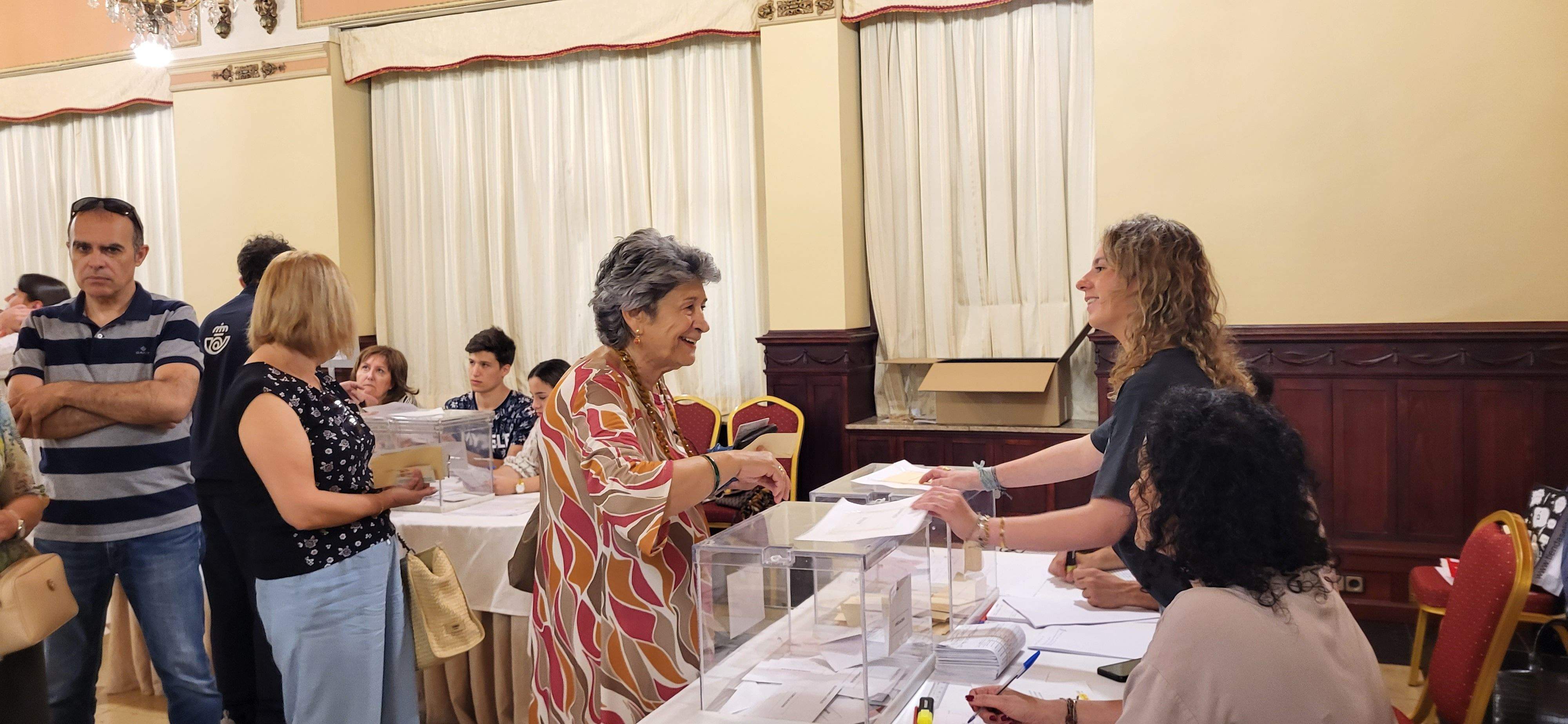 Votaciones en el Casino de Huesca este 28M de 2023. Foto Mercedes Manterola