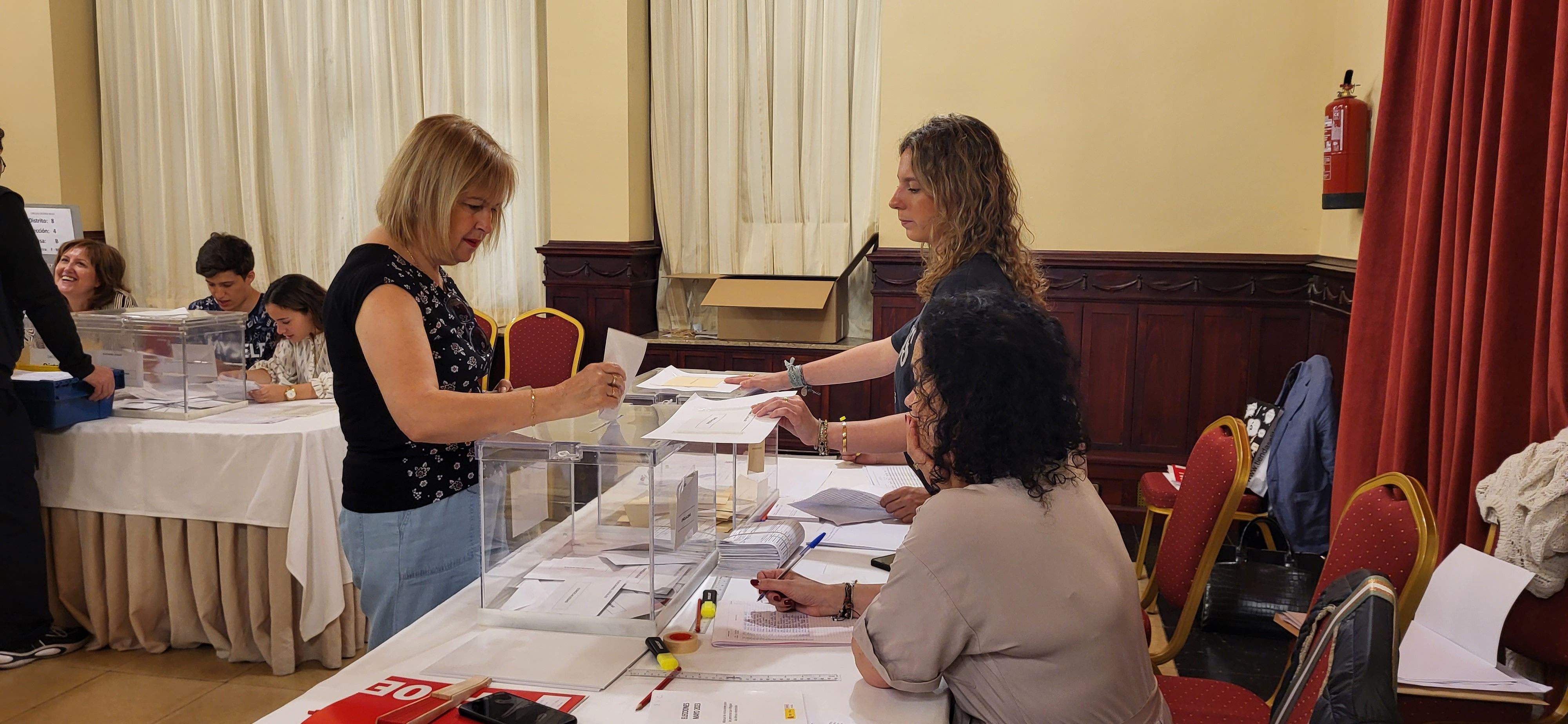 Una de las mesas electorales instaladas en el Casino para las elecciones del 28M.