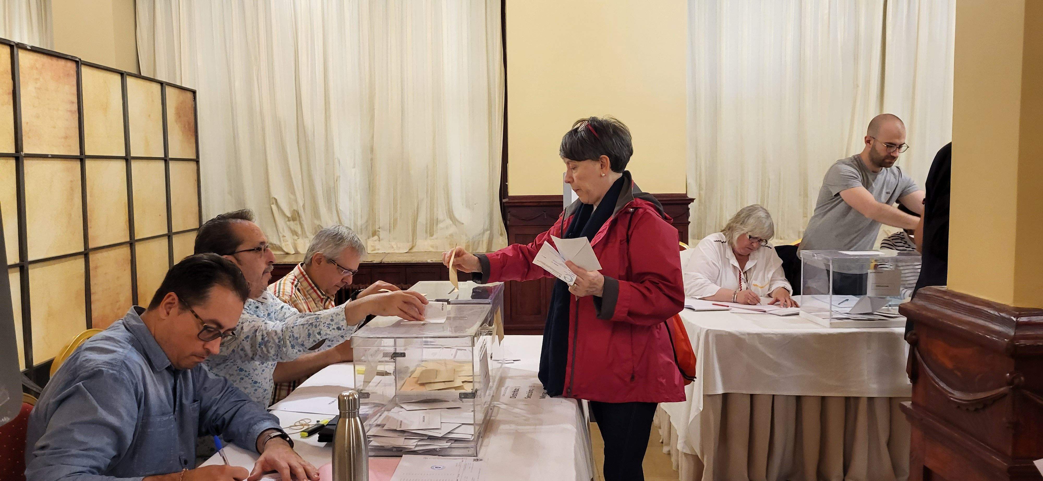 Votaciones en el Casino de Huesca este 28M de 2023. Foto Mercedes Manterola