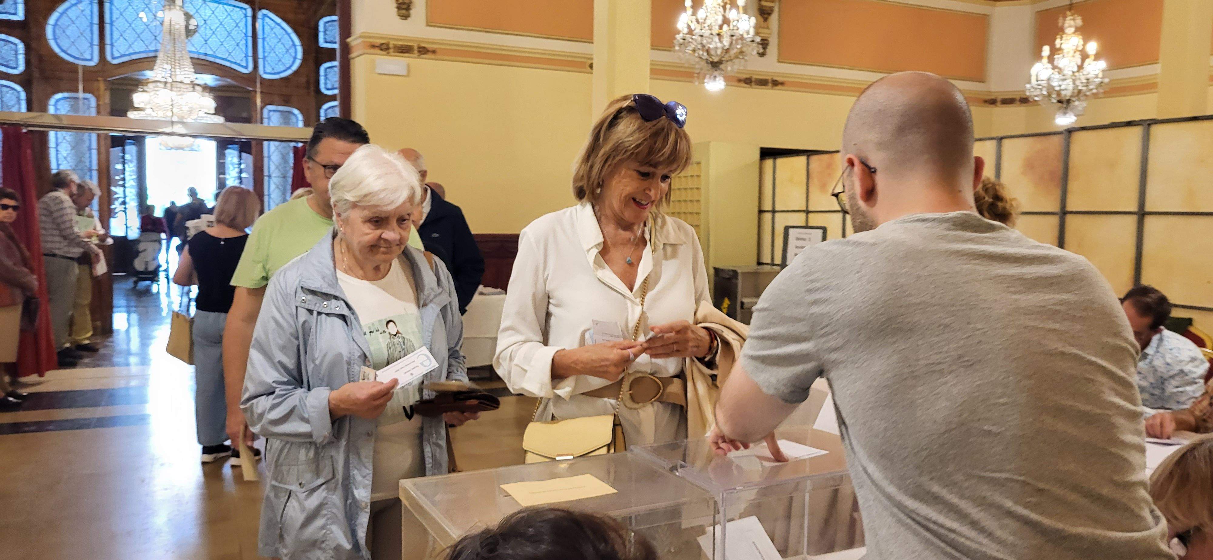 Votaciones en el Casino de Huesca este 28M de 2023. Foto Mercedes Manterola