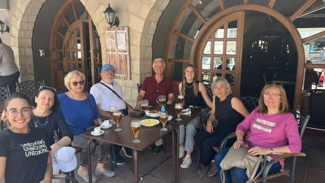 Enseñando las costumbres de la tierra Enseñando las costumbres de la tierra