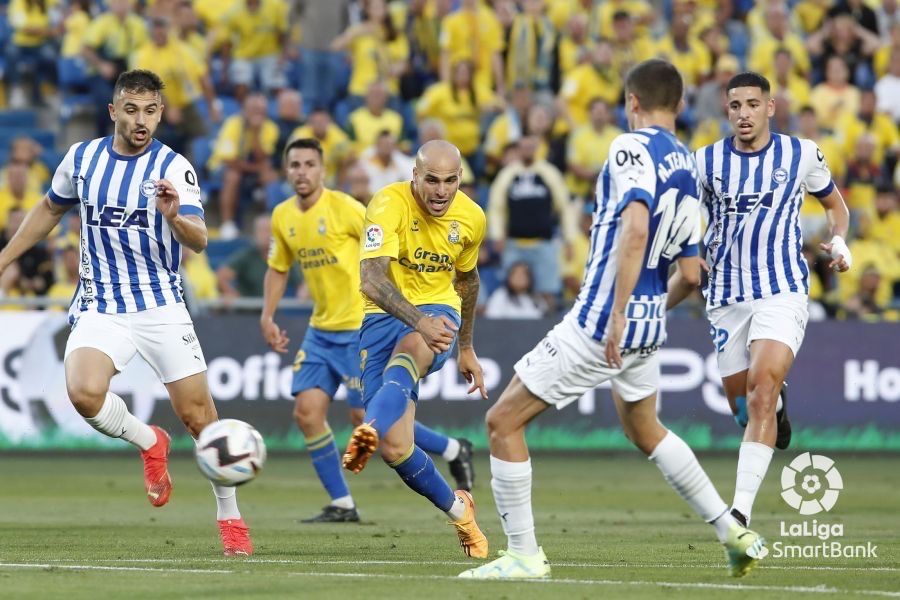 Sandro, jugador del Huesca cedido en Las Palmas, golpea un balón en el encuentro ante el Alavés.