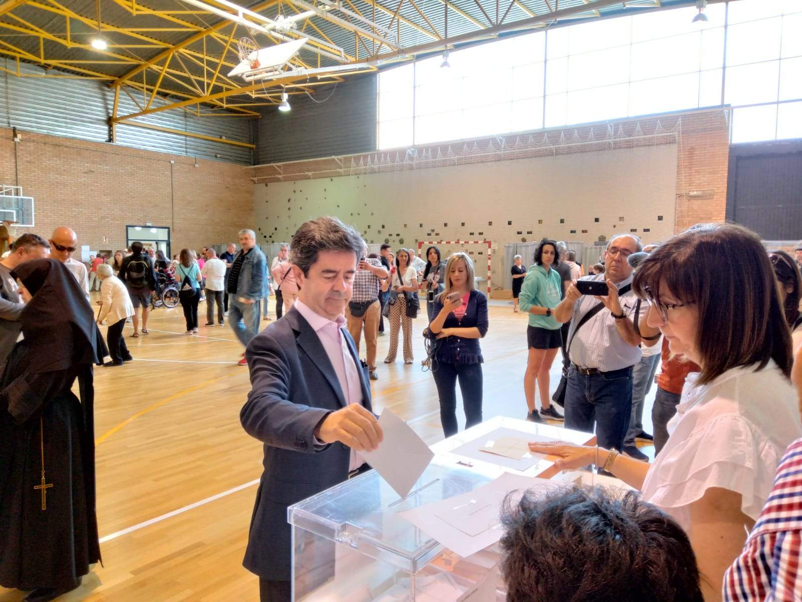 Luis Felipe votando en la jornada de este 28M.