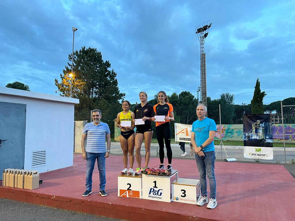 Elena Daniel, en lo alto del podio de 100 lisos femenino.