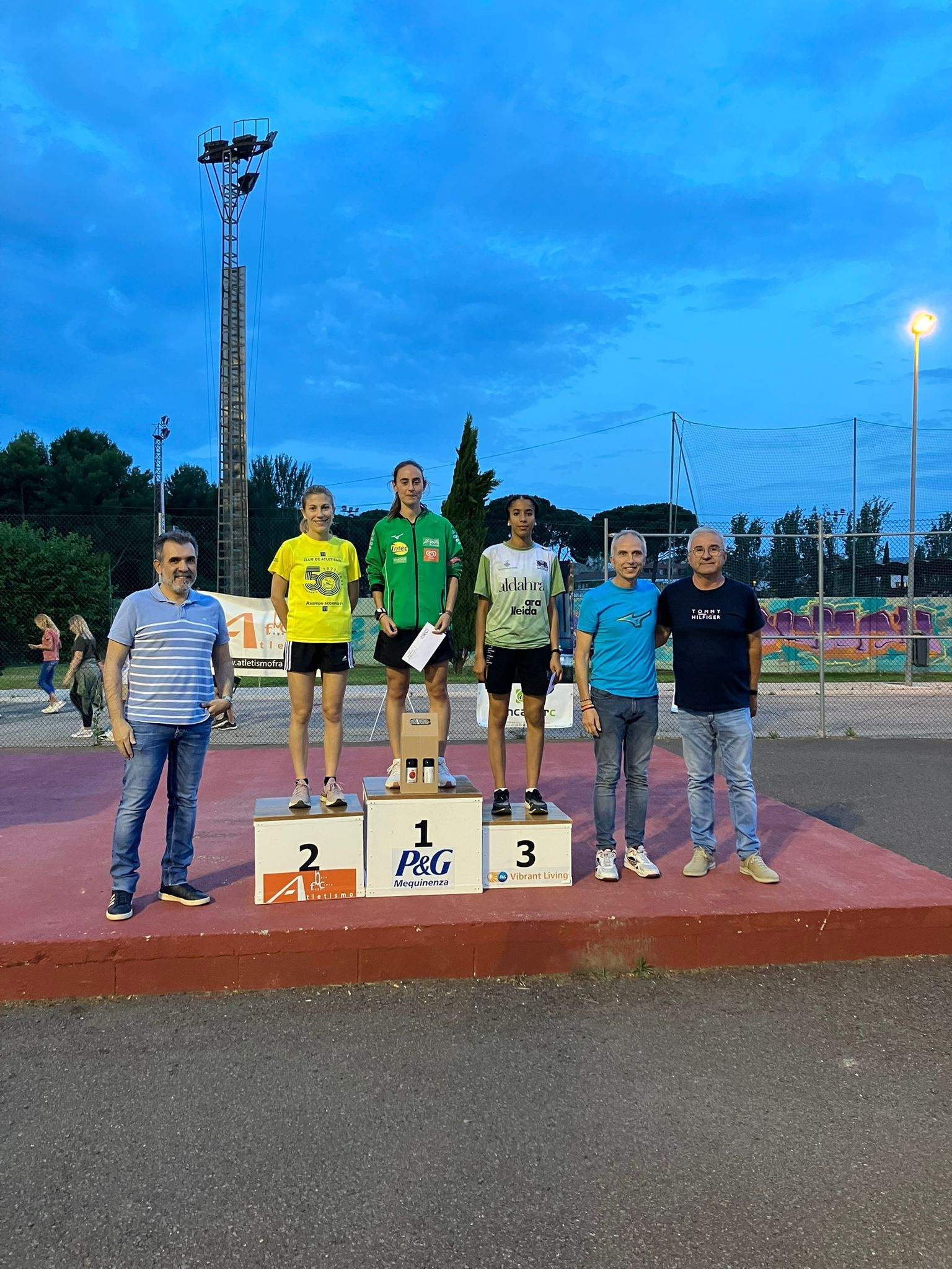 Meeting de Atletismo Ciudad de Fraga. Podio del 1.500 femenino con Sandra Labarta.