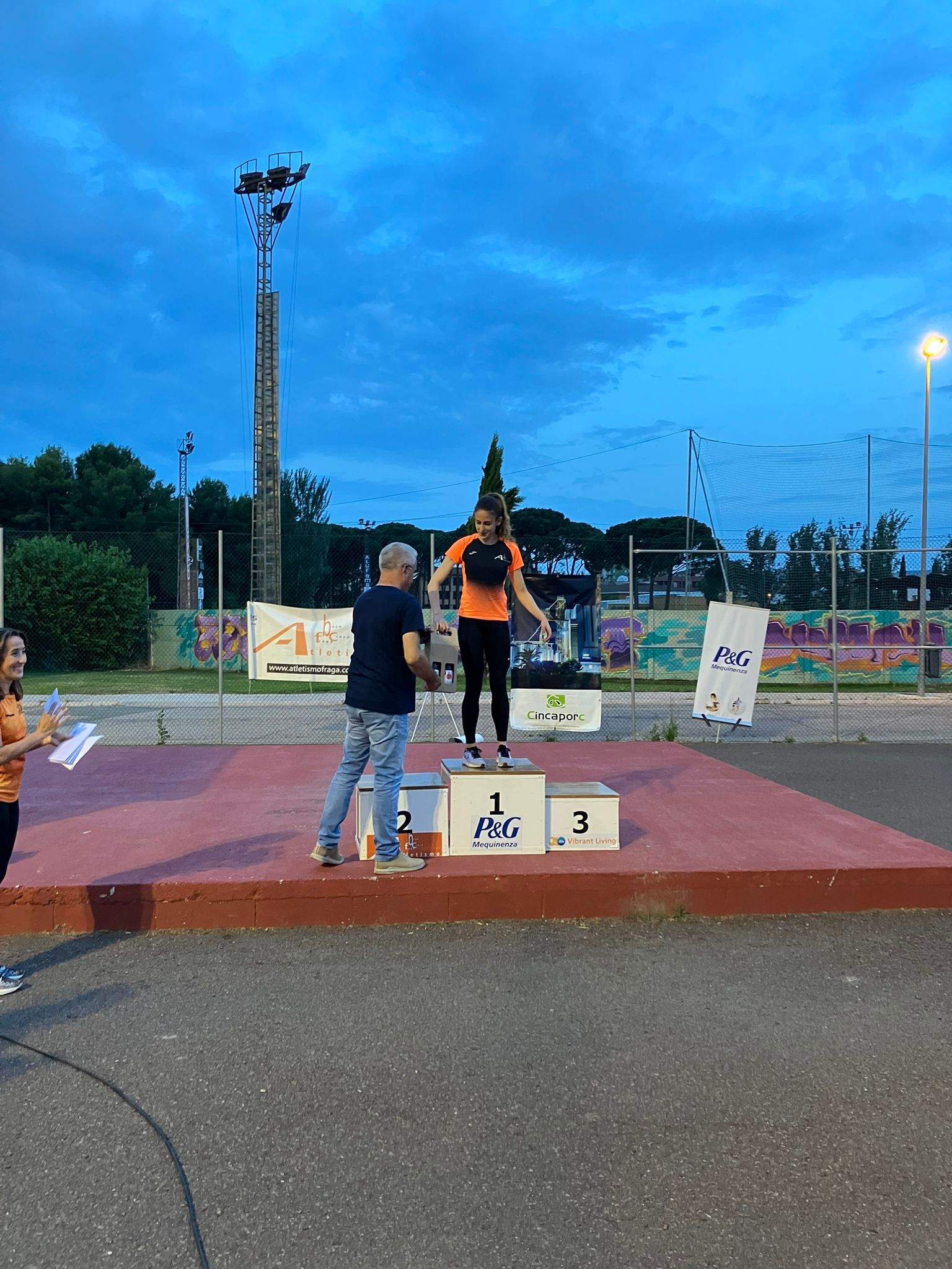 Meeting de Atletismo Ciudad de Fraga. Elena Daniel en el podio.