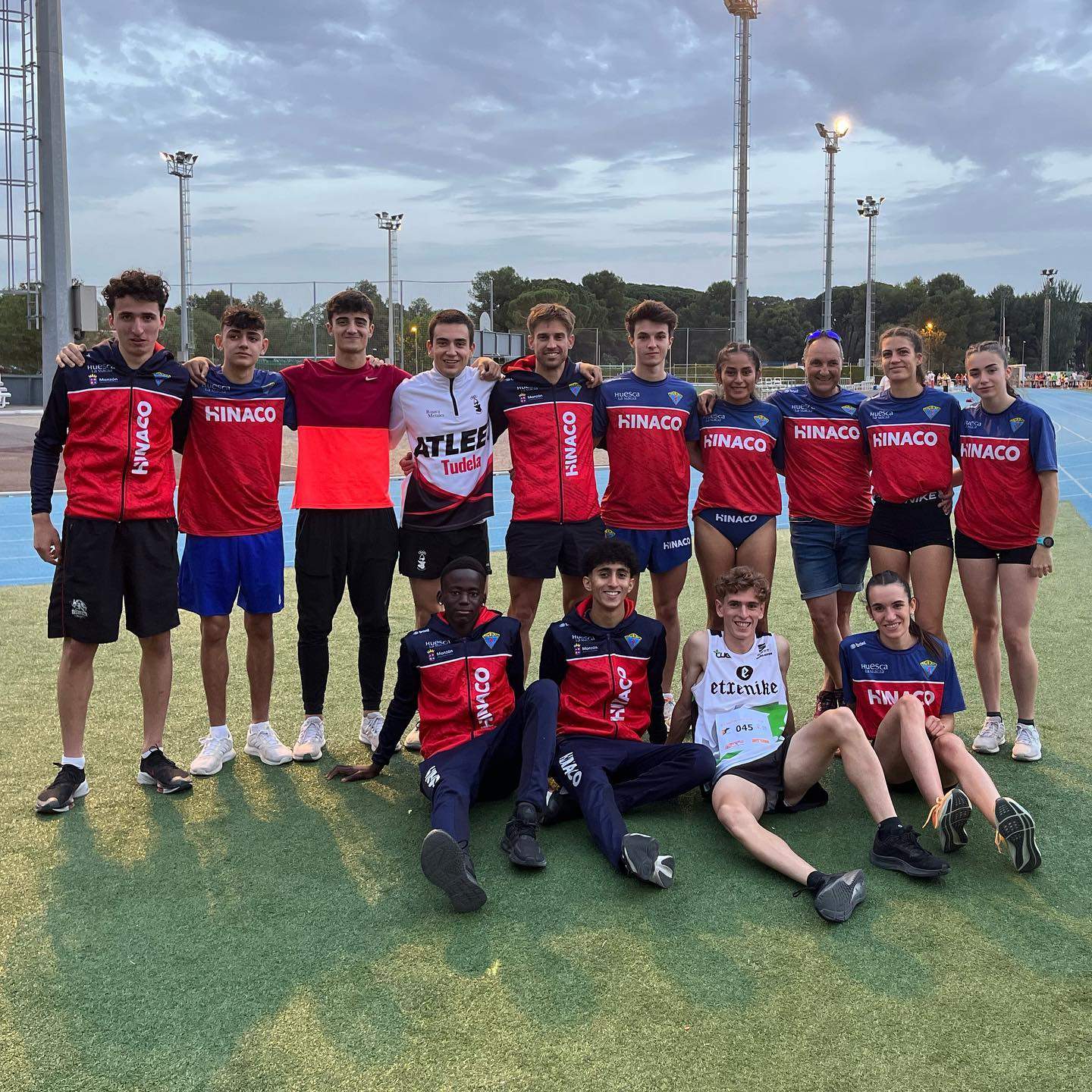 Grupo de atletas de Hinaco.