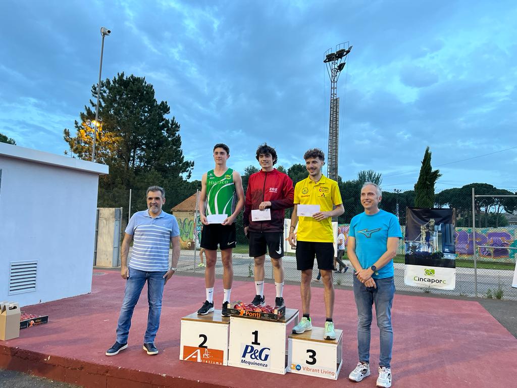 Meeting de Atletismo Ciudad de Fraga. Podio del 100 masculino con Telmo Abadías y Samuel Sopena.