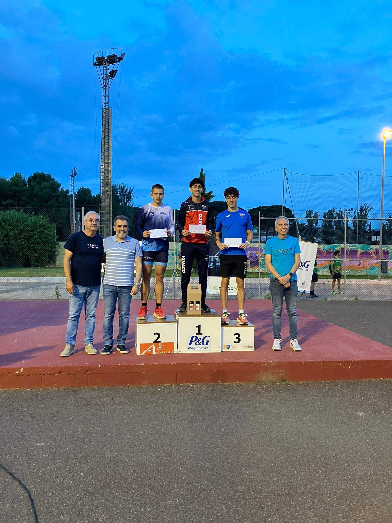 Meeting de Atletismo Ciudad de Fraga. Podio del 1.500 con Jehad Janati y Nicolás Abizanda